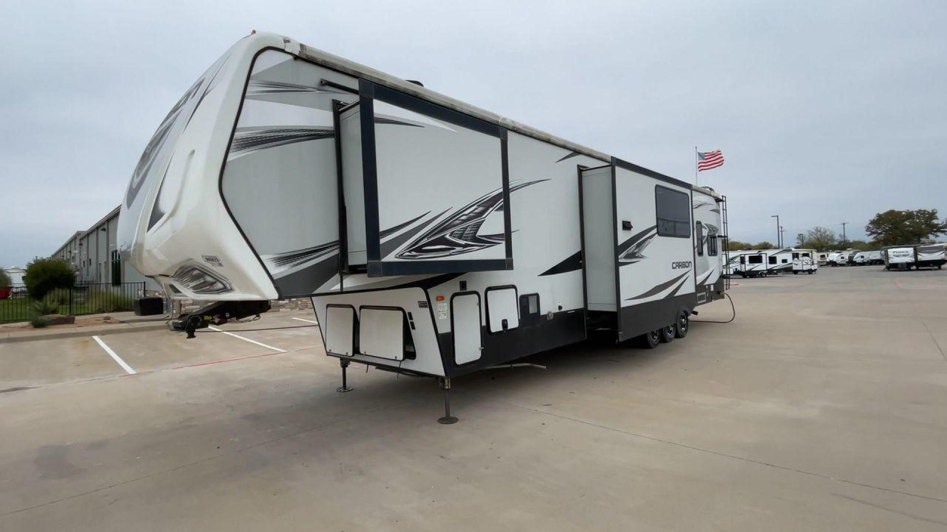 2019 KEYSTONE CARBON 403 (4YDF40337KR) , Length: 43.5 ft. | Dry Weight: 14,090 lbs. | Gross Weight: 19,000 lbs. | Slides: 3 transmission, located at 4319 N Main St, Cleburne, TX, 76033, (817) 678-5133, 32.385960, -97.391212 - Photo#5