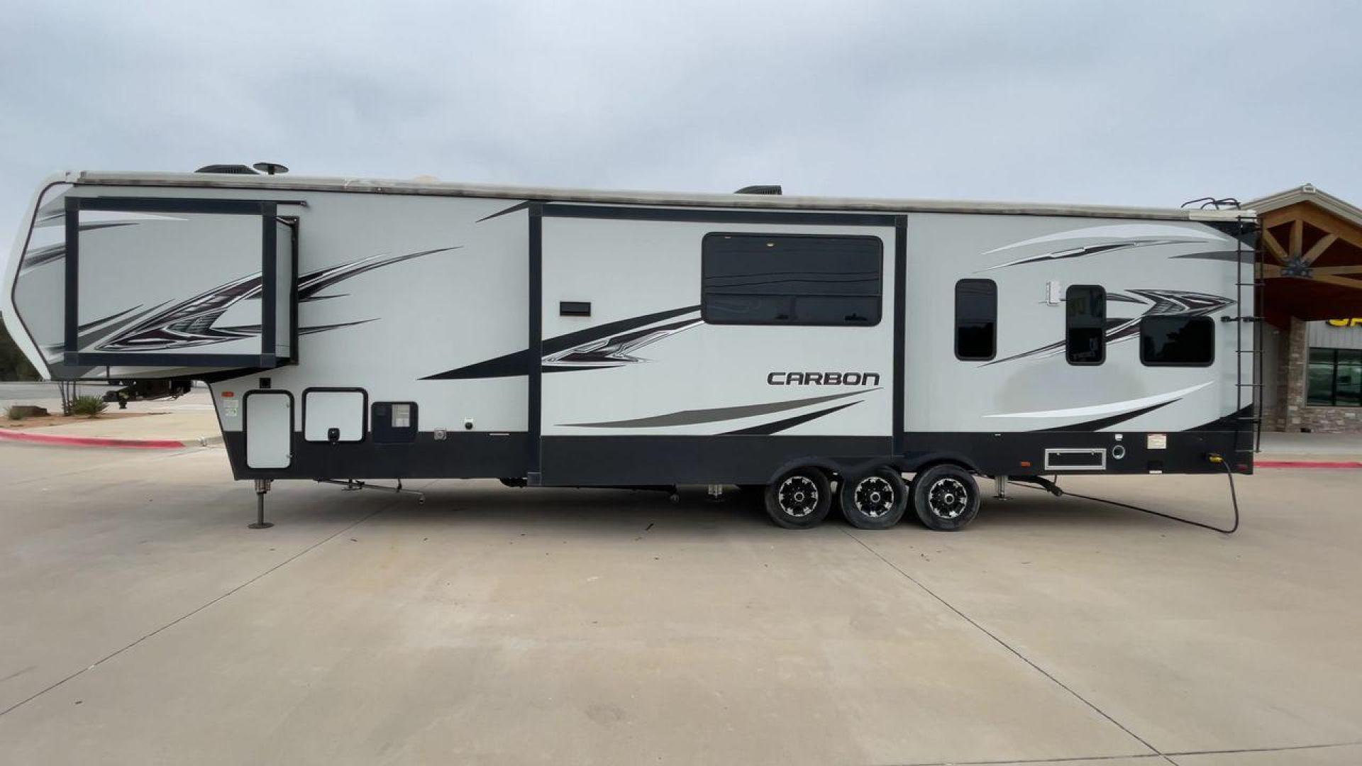 2019 KEYSTONE CARBON 403 (4YDF40337KR) , Length: 43.5 ft. | Dry Weight: 14,090 lbs. | Gross Weight: 19,000 lbs. | Slides: 3 transmission, located at 4319 N Main St, Cleburne, TX, 76033, (817) 678-5133, 32.385960, -97.391212 - Photo#6