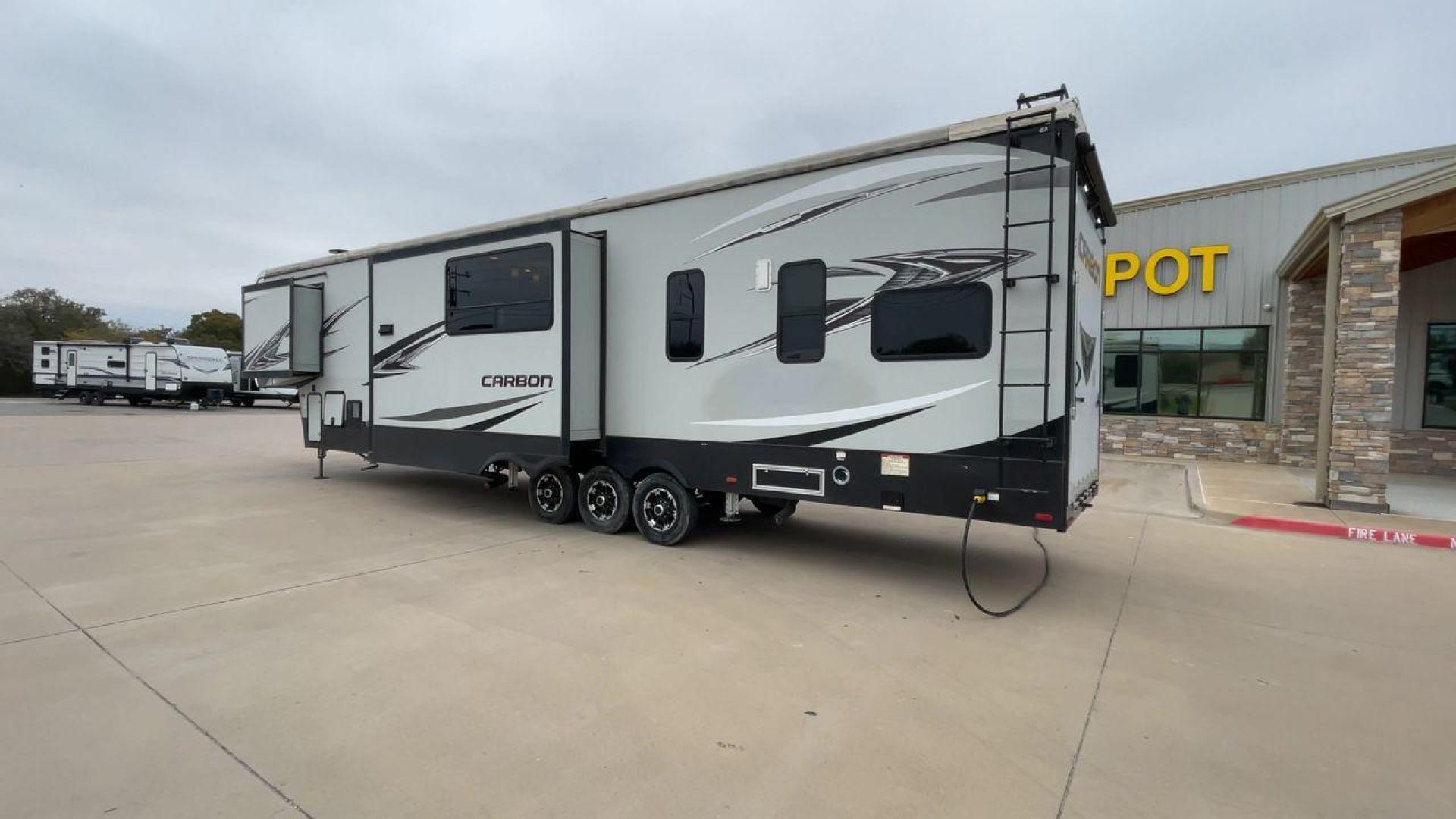 2019 KEYSTONE CARBON 403 (4YDF40337KR) , Length: 43.5 ft. | Dry Weight: 14,090 lbs. | Gross Weight: 19,000 lbs. | Slides: 3 transmission, located at 4319 N Main St, Cleburne, TX, 76033, (817) 678-5133, 32.385960, -97.391212 - Photo#7