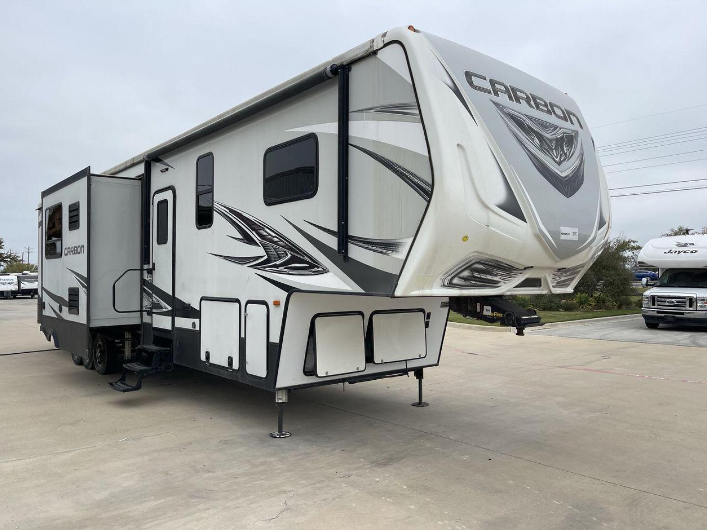 2019 KEYSTONE CARBON 403 (4YDF40337KR) , Length: 43.5 ft. | Dry Weight: 14,090 lbs. | Gross Weight: 19,000 lbs. | Slides: 3 transmission, located at 4319 N Main St, Cleburne, TX, 76033, (817) 678-5133, 32.385960, -97.391212 - Photo#23