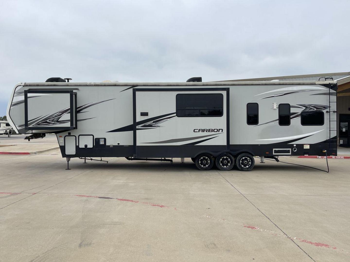 2019 KEYSTONE CARBON 403 (4YDF40337KR) , Length: 43.5 ft. | Dry Weight: 14,090 lbs. | Gross Weight: 19,000 lbs. | Slides: 3 transmission, located at 4319 N Main St, Cleburne, TX, 76033, (817) 678-5133, 32.385960, -97.391212 - Photo#24