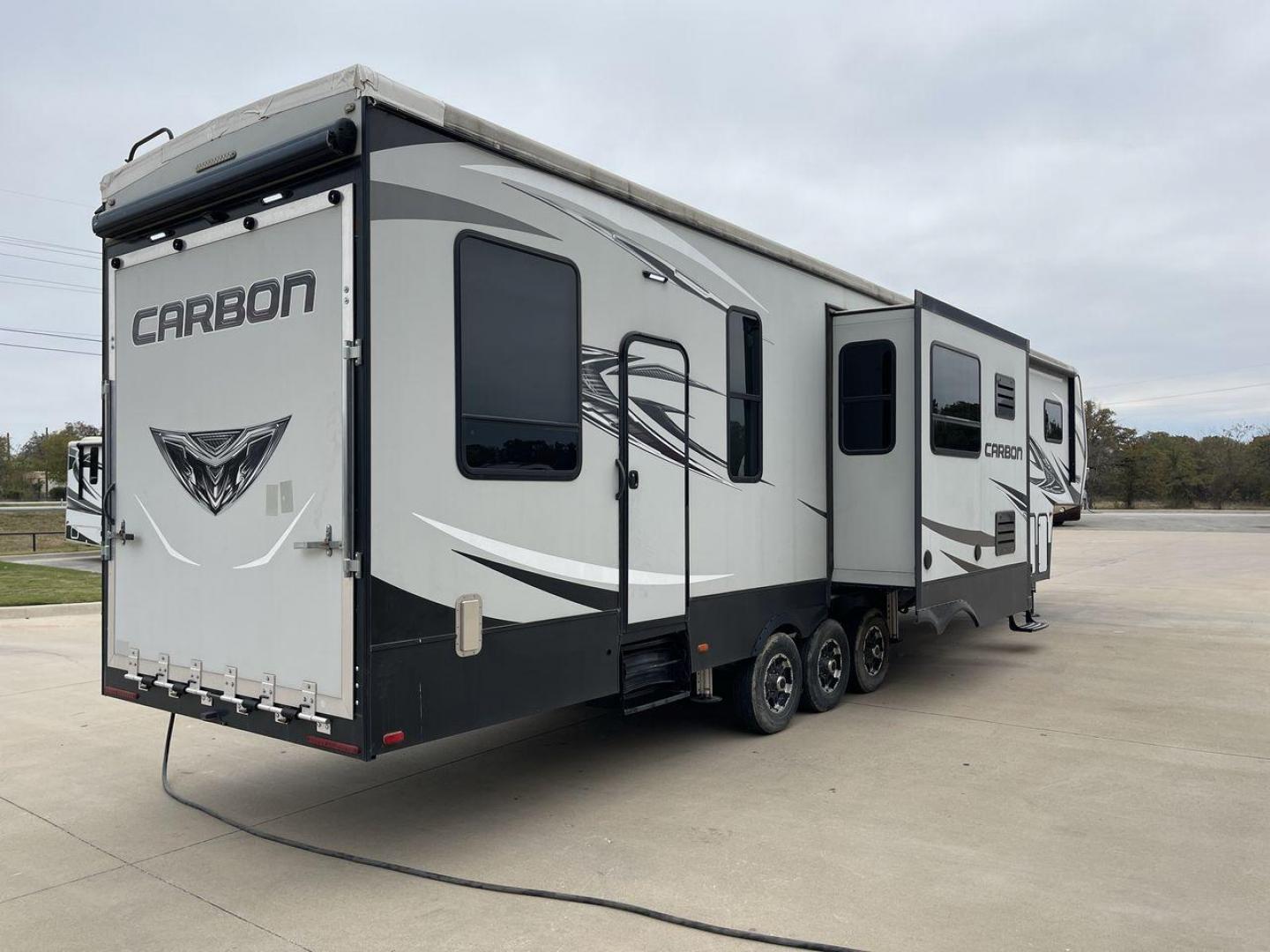 2019 KEYSTONE CARBON 403 (4YDF40337KR) , Length: 43.5 ft. | Dry Weight: 14,090 lbs. | Gross Weight: 19,000 lbs. | Slides: 3 transmission, located at 4319 N Main St, Cleburne, TX, 76033, (817) 678-5133, 32.385960, -97.391212 - Photo#25