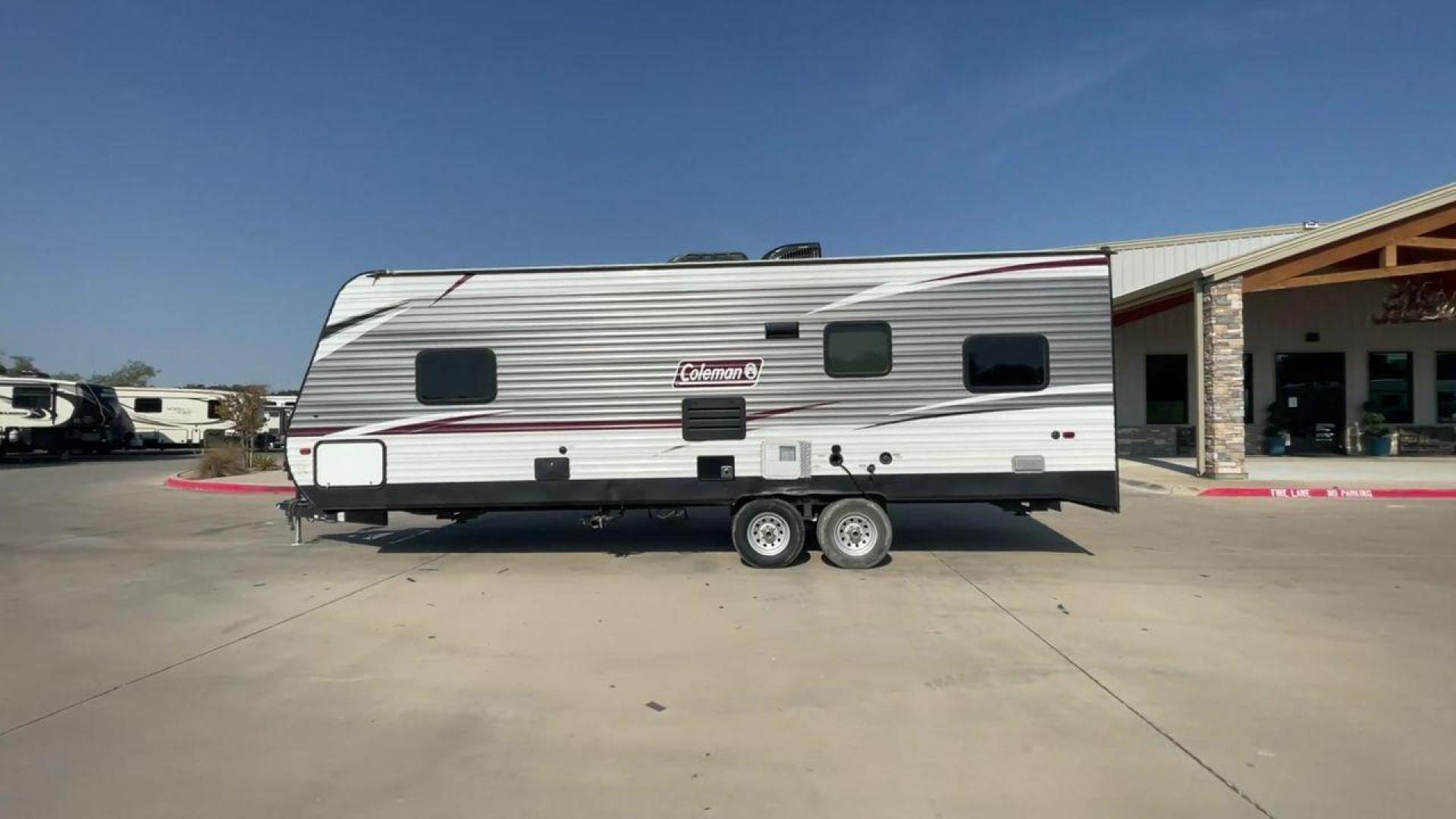 2019 KEYSTONE COLEMAN 250TQ (4YDT25028KH) , Length: 29.58 ft. | Dry Weight: 5,569 lbs. | Slides: 0 transmission, located at 4319 N Main St, Cleburne, TX, 76033, (817) 678-5133, 32.385960, -97.391212 - Photo#6