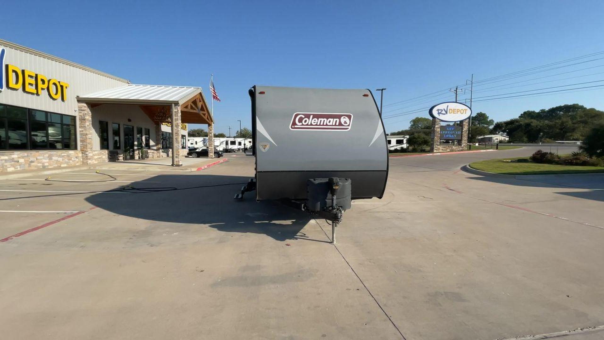 2019 KEYSTONE COLEMAN 2515RL (4YDT2512XKM) , Length: 29.42 ft. | Dry Weight: 5,619 lbs. | Slides: 1 transmission, located at 4319 N Main St, Cleburne, TX, 76033, (817) 678-5133, 32.385960, -97.391212 - Photo#4