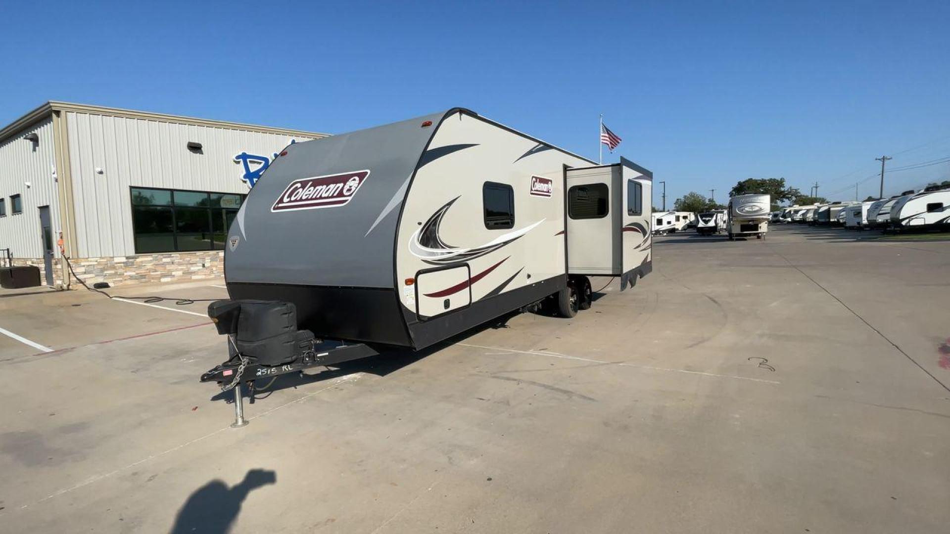 2019 KEYSTONE COLEMAN 2515RL (4YDT2512XKM) , Length: 29.42 ft. | Dry Weight: 5,619 lbs. | Slides: 1 transmission, located at 4319 N Main St, Cleburne, TX, 76033, (817) 678-5133, 32.385960, -97.391212 - Photo#5