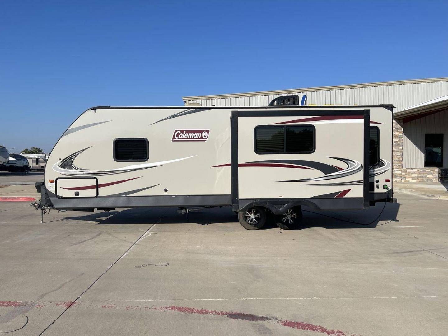 2019 KEYSTONE COLEMAN 2515RL (4YDT2512XKM) , Length: 29.42 ft. | Dry Weight: 5,619 lbs. | Slides: 1 transmission, located at 4319 N Main St, Cleburne, TX, 76033, (817) 678-5133, 32.385960, -97.391212 - Photo#24