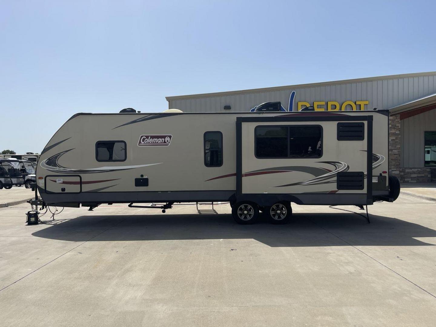 2019 KEYSTONE COLEMAN 2825RK (4YDT28226KM) , Length: 32.92 ft. | Dry Weight: 6,522 lbs. | Slides: 1 transmission, located at 4319 N Main St, Cleburne, TX, 76033, (817) 678-5133, 32.385960, -97.391212 - The 2019 Keystone Coleman 2825RK is intended for comfort and convenience. It measures 32.92 feet long and weighs 6,522 pounds dry. It has a single slide-out that greatly increases the inside room. The outside, streamlined with a clean, neutral color palette highlighted with red and black graphics, p - Photo#24