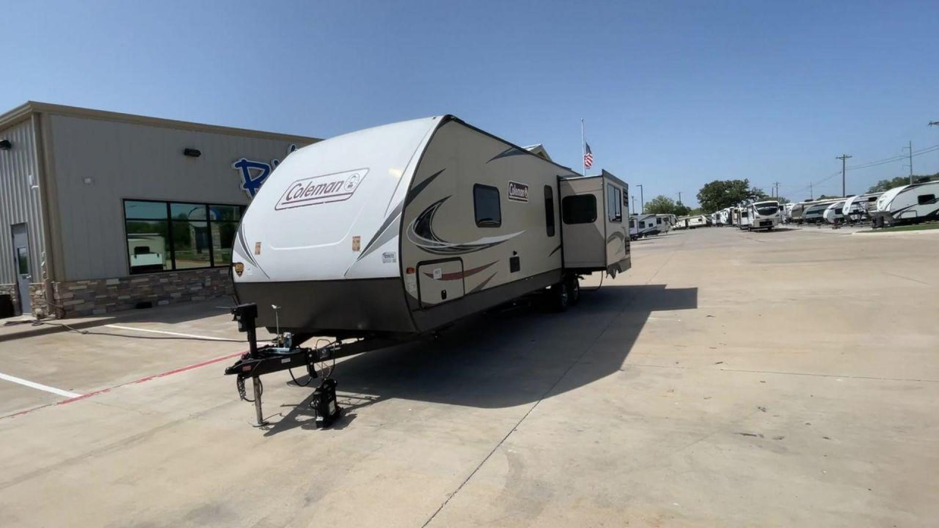 2019 KEYSTONE COLEMAN 2825RK (4YDT28226KM) , Length: 32.92 ft. | Dry Weight: 6,522 lbs. | Slides: 1 transmission, located at 4319 N Main St, Cleburne, TX, 76033, (817) 678-5133, 32.385960, -97.391212 - The 2019 Keystone Coleman 2825RK is intended for comfort and convenience. It measures 32.92 feet long and weighs 6,522 pounds dry. It has a single slide-out that greatly increases the inside room. The outside, streamlined with a clean, neutral color palette highlighted with red and black graphics, p - Photo#5