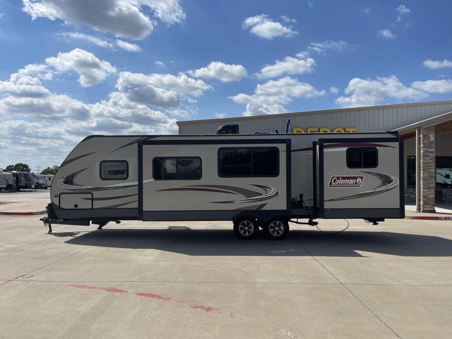 2019 KEYSTONE COLEMAN 3015BH (4YDT3012XKM) , Length: 34.75 ft. | Dry Weight: 7,211 lbs. | Slides: 2 transmission, located at 4319 N Main St, Cleburne, TX, 76033, (817) 678-5133, 32.385960, -97.391212 - Photo#24