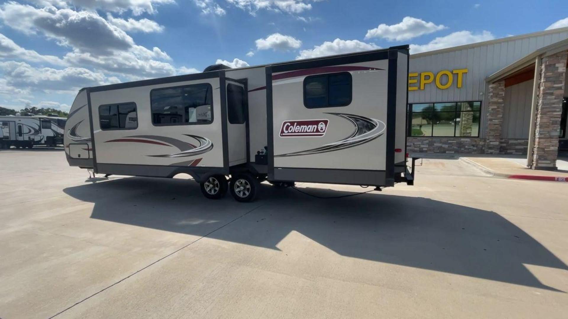 2019 KEYSTONE COLEMAN 3015BH (4YDT3012XKM) , Length: 34.75 ft. | Dry Weight: 7,211 lbs. | Slides: 2 transmission, located at 4319 N Main St, Cleburne, TX, 76033, (817) 678-5133, 32.385960, -97.391212 - Photo#7