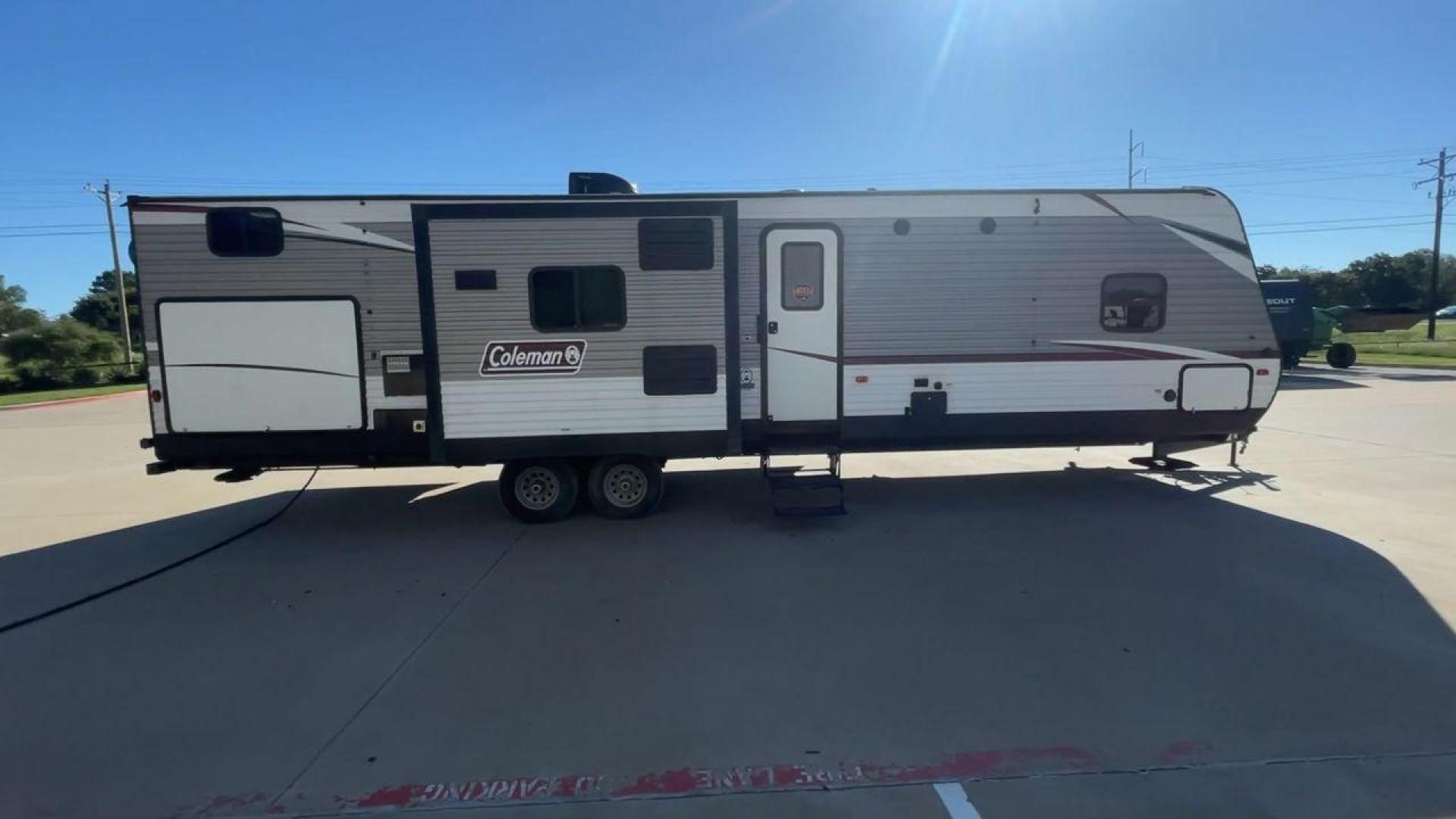 2019 KEYSTONE COLEMAN 337BH (4YDT33727KH) , Length: 37.92 ft. | Dry Weight: 8,421 lbs. | Slides: 3 transmission, located at 4319 N Main St, Cleburne, TX, 76033, (817) 678-5133, 32.385960, -97.391212 - Photo#2