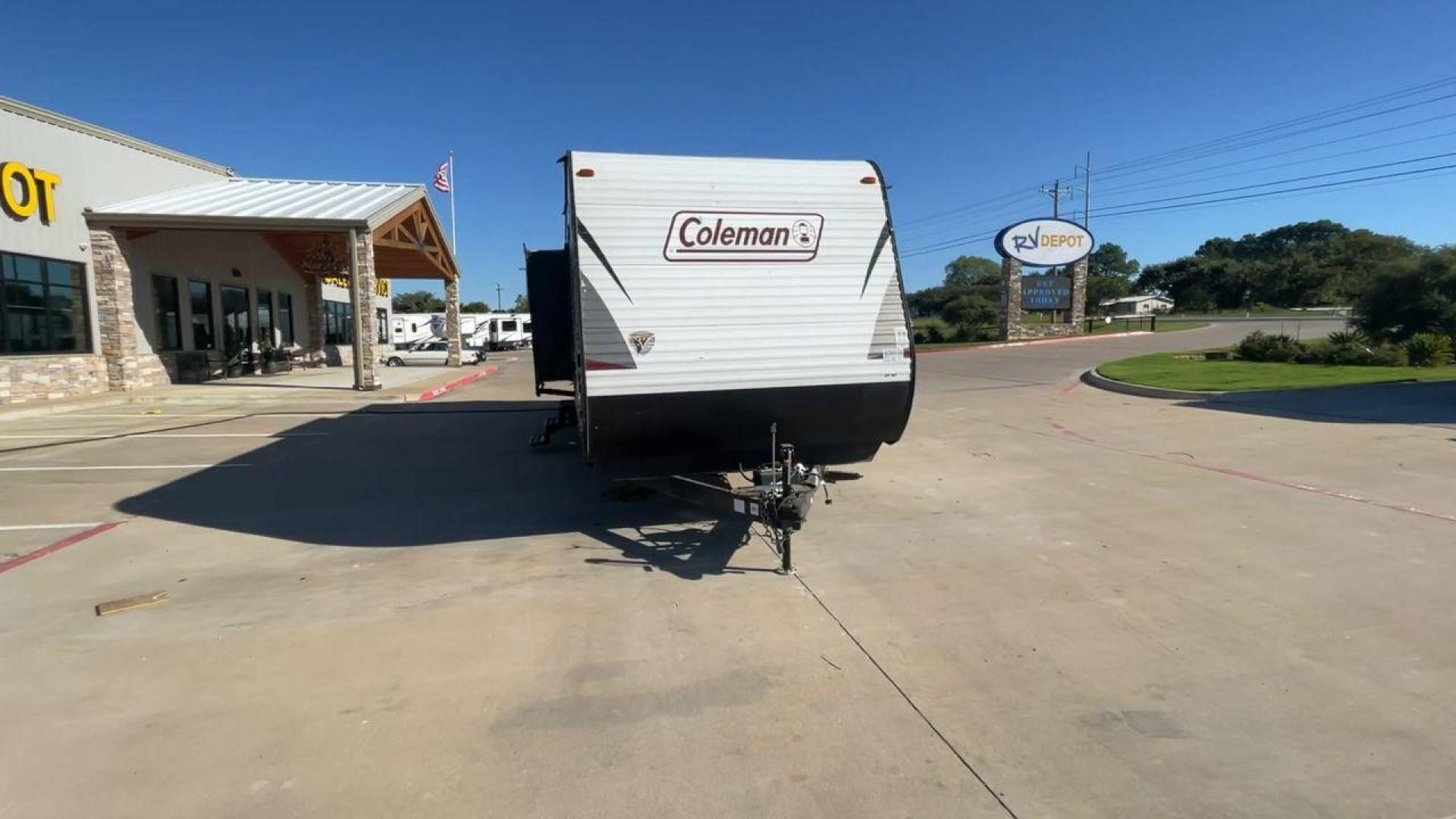 2019 KEYSTONE COLEMAN 337BH (4YDT33727KH) , Length: 37.92 ft. | Dry Weight: 8,421 lbs. | Slides: 3 transmission, located at 4319 N Main St, Cleburne, TX, 76033, (817) 678-5133, 32.385960, -97.391212 - Photo#4