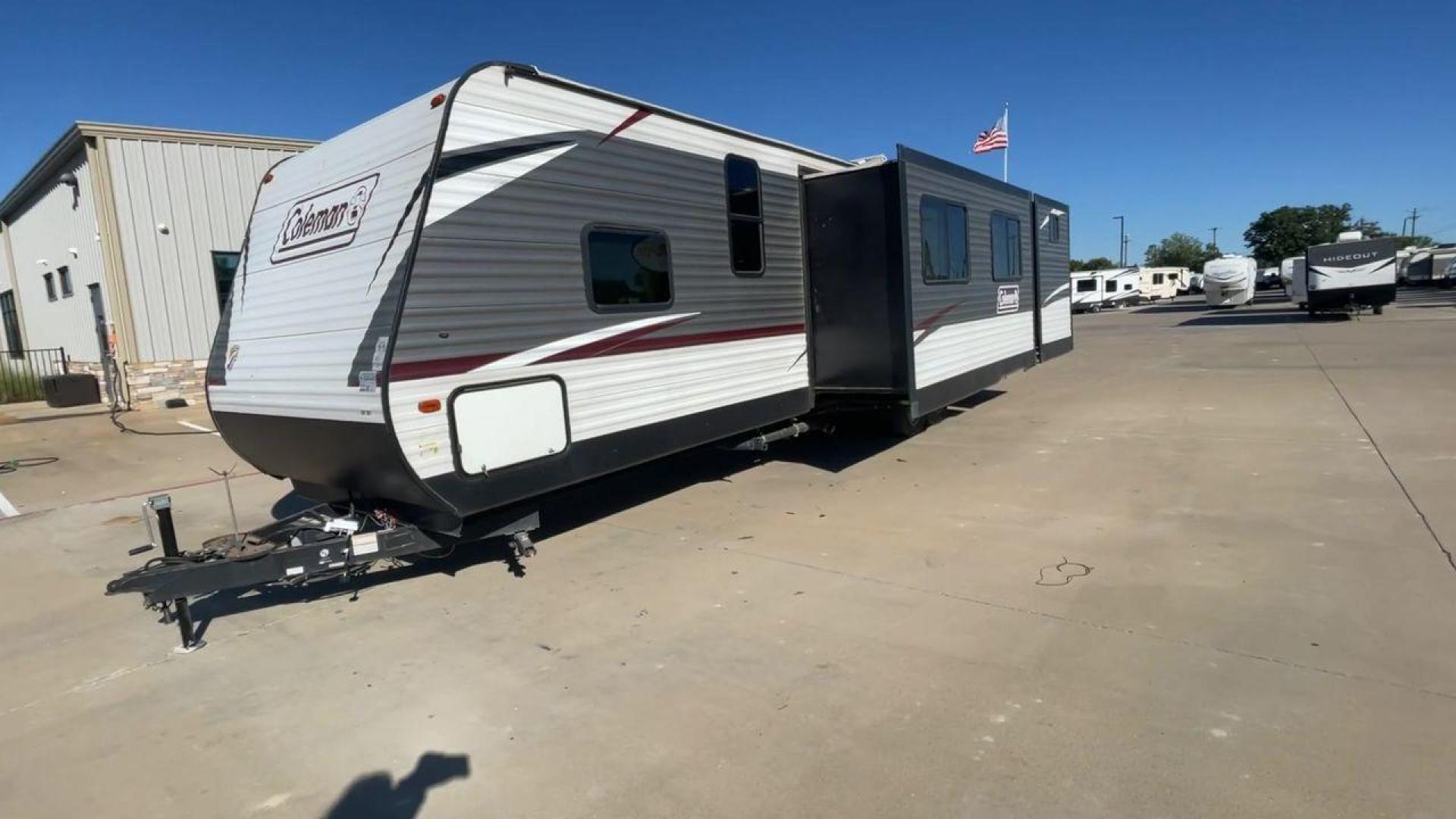 2019 KEYSTONE COLEMAN 337BH (4YDT33727KH) , Length: 37.92 ft. | Dry Weight: 8,421 lbs. | Slides: 3 transmission, located at 4319 N Main St, Cleburne, TX, 76033, (817) 678-5133, 32.385960, -97.391212 - Photo#5