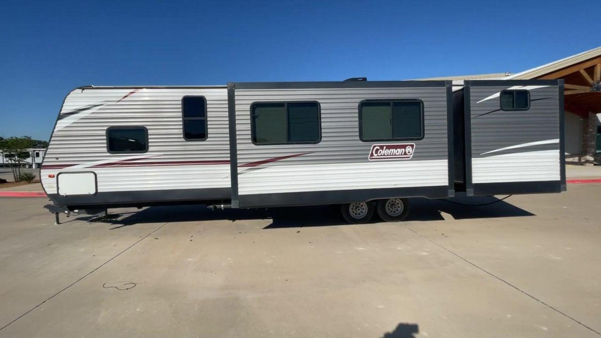 2019 KEYSTONE COLEMAN 337BH (4YDT33727KH) , Length: 37.92 ft. | Dry Weight: 8,421 lbs. | Slides: 3 transmission, located at 4319 N Main St, Cleburne, TX, 76033, (817) 678-5133, 32.385960, -97.391212 - Photo#6