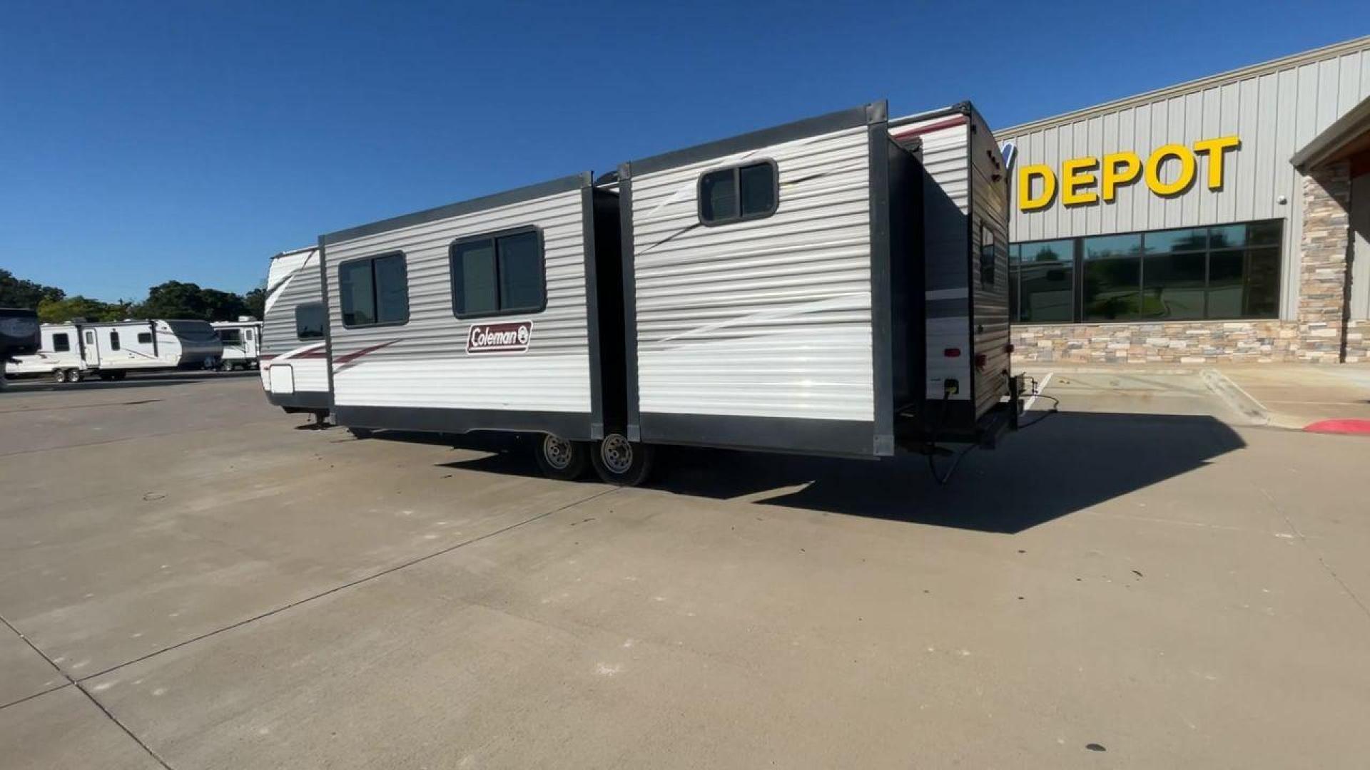 2019 KEYSTONE COLEMAN 337BH (4YDT33727KH) , Length: 37.92 ft. | Dry Weight: 8,421 lbs. | Slides: 3 transmission, located at 4319 N Main St, Cleburne, TX, 76033, (817) 678-5133, 32.385960, -97.391212 - Photo#7