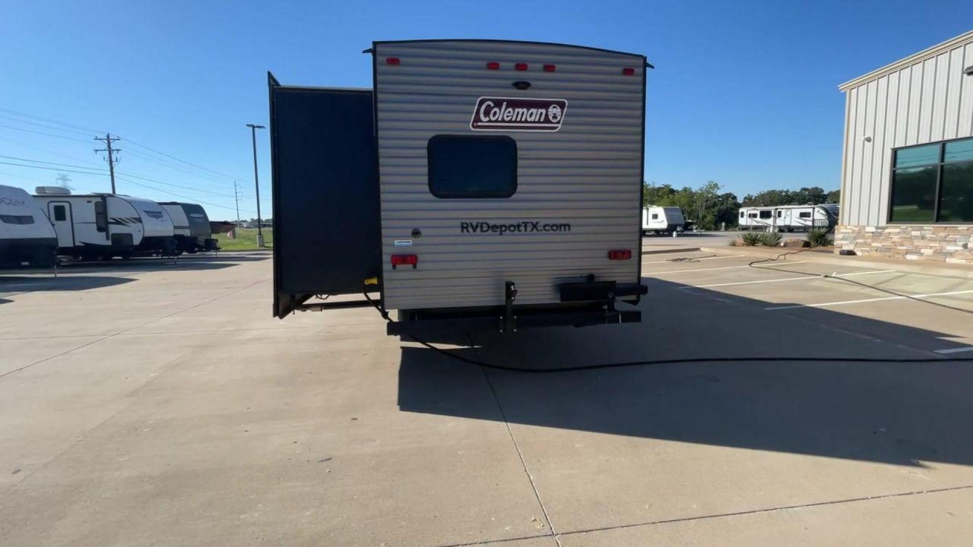 2019 KEYSTONE COLEMAN 337BH (4YDT33727KH) , Length: 37.92 ft. | Dry Weight: 8,421 lbs. | Slides: 3 transmission, located at 4319 N Main St, Cleburne, TX, 76033, (817) 678-5133, 32.385960, -97.391212 - Photo#8