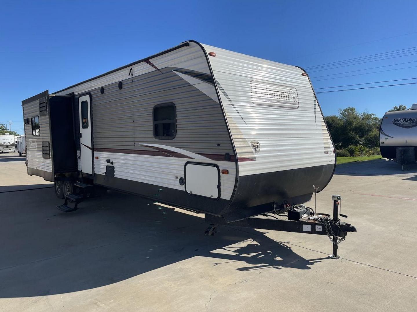 2019 KEYSTONE COLEMAN 337BH (4YDT33727KH) , Length: 37.92 ft. | Dry Weight: 8,421 lbs. | Slides: 3 transmission, located at 4319 N Main St, Cleburne, TX, 76033, (817) 678-5133, 32.385960, -97.391212 - Photo#23