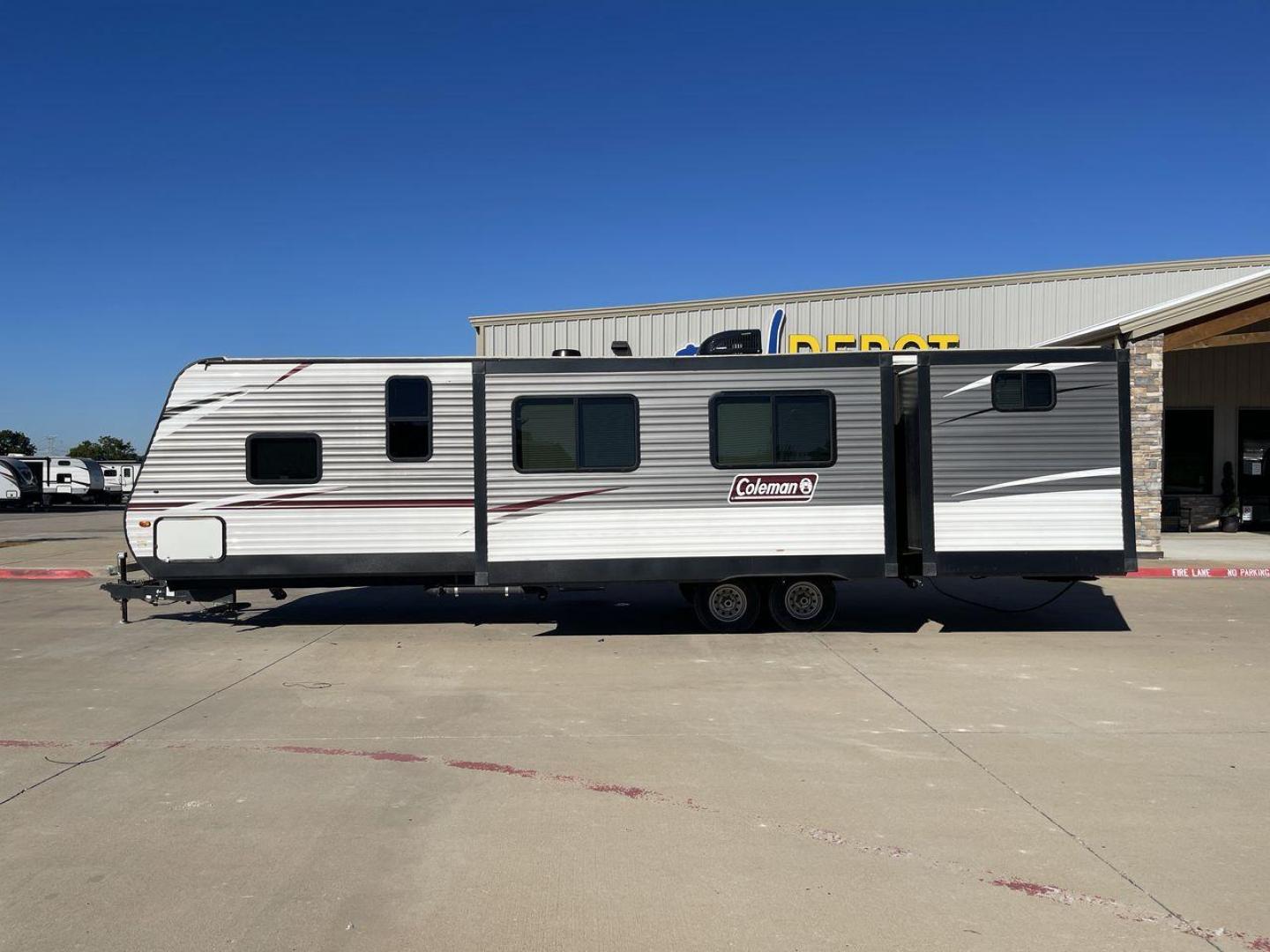 2019 KEYSTONE COLEMAN 337BH (4YDT33727KH) , Length: 37.92 ft. | Dry Weight: 8,421 lbs. | Slides: 3 transmission, located at 4319 N Main St, Cleburne, TX, 76033, (817) 678-5133, 32.385960, -97.391212 - Photo#24