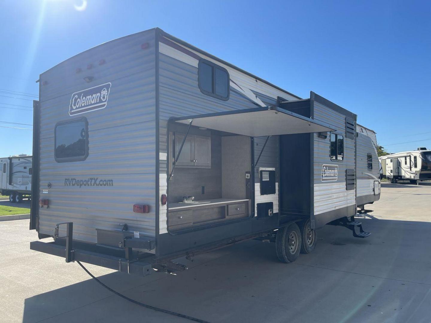 2019 KEYSTONE COLEMAN 337BH (4YDT33727KH) , Length: 37.92 ft. | Dry Weight: 8,421 lbs. | Slides: 3 transmission, located at 4319 N Main St, Cleburne, TX, 76033, (817) 678-5133, 32.385960, -97.391212 - Photo#25