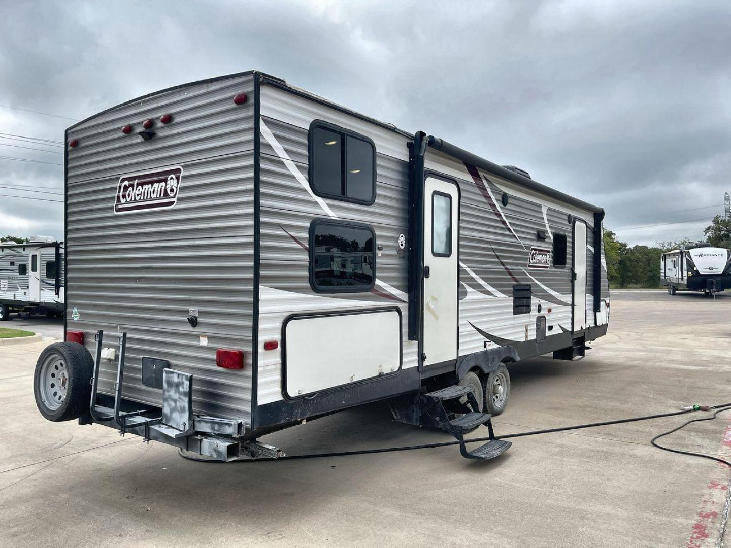 2019 KEYSTONE COLEMAN BH (4YDT28523KY) , Length: 32.75 ft. | Dry Weight: 6,544 lbs | Slides: 1 transmission, located at 4319 N Main St, Cleburne, TX, 76033, (817) 678-5133, 32.385960, -97.391212 - The 2019 Keystone Coleman 285BH is a flexible travel trailer made for modern adventurers. This RV is perfectly balanced in terms of spaciousness and maneuverability, with a length of 32.75 feet and a dry weight of 6,544 pounds. With a single slide, this travel trailer provides plenty of interior spa - Photo#0