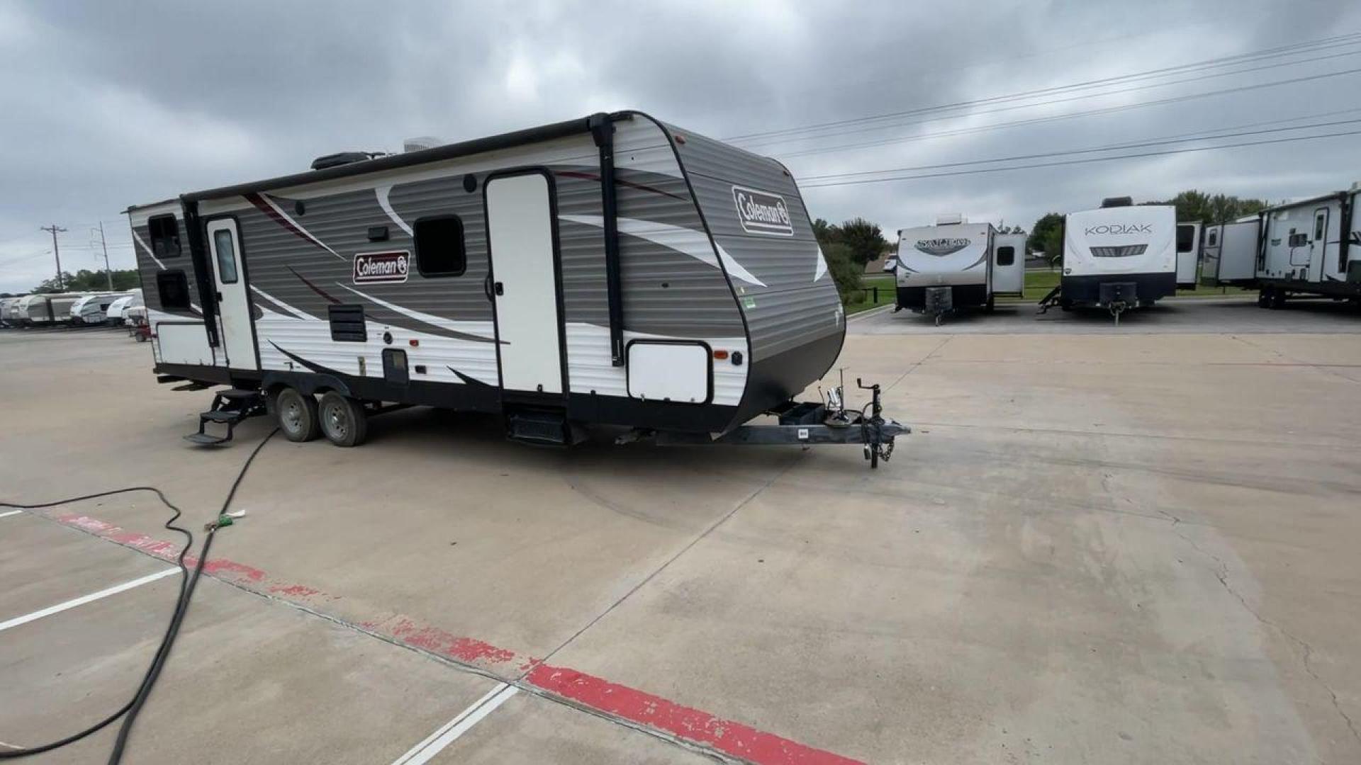 2019 KEYSTONE COLEMAN BH (4YDT28523KY) , Length: 32.75 ft. | Dry Weight: 6,544 lbs | Slides: 1 transmission, located at 4319 N Main St, Cleburne, TX, 76033, (817) 678-5133, 32.385960, -97.391212 - The 2019 Keystone Coleman 285BH is a flexible travel trailer made for modern adventurers. This RV is perfectly balanced in terms of spaciousness and maneuverability, with a length of 32.75 feet and a dry weight of 6,544 pounds. With a single slide, this travel trailer provides plenty of interior spa - Photo#3