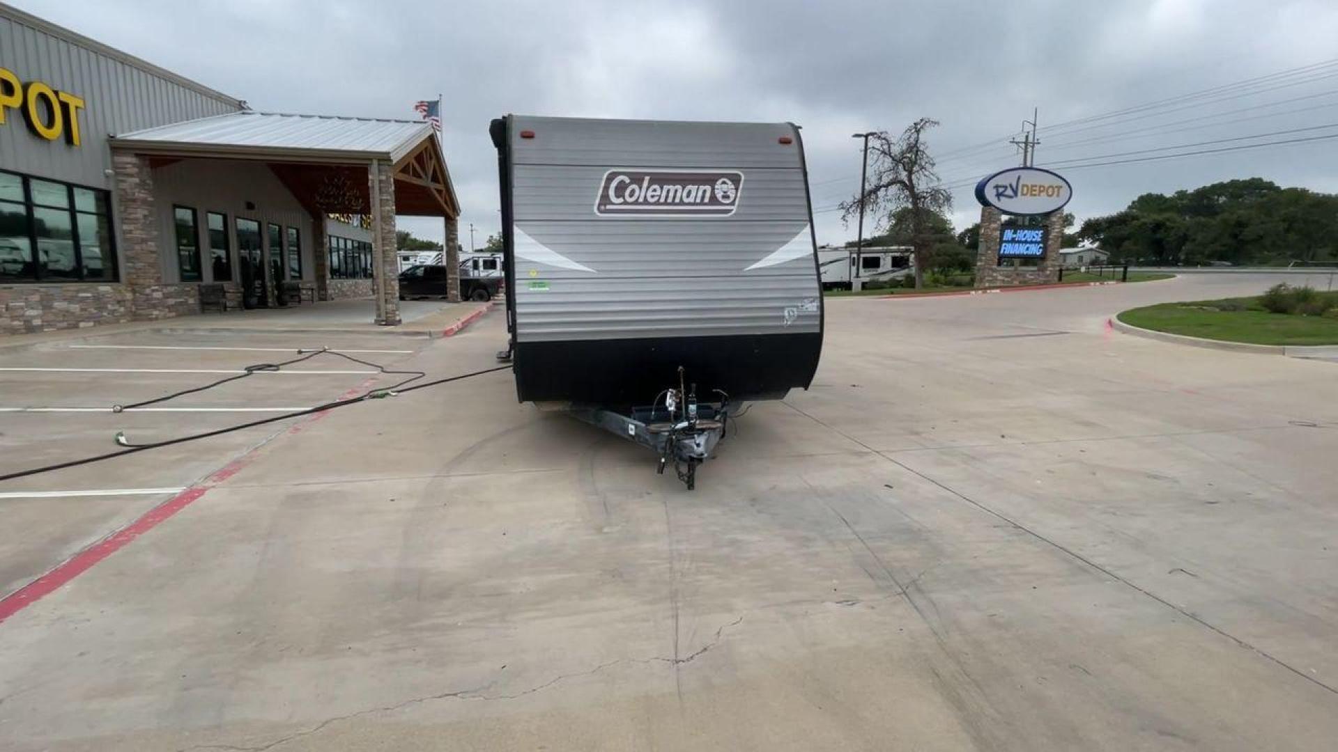 2019 KEYSTONE COLEMAN BH (4YDT28523KY) , Length: 32.75 ft. | Dry Weight: 6,544 lbs | Slides: 1 transmission, located at 4319 N Main St, Cleburne, TX, 76033, (817) 678-5133, 32.385960, -97.391212 - The 2019 Keystone Coleman 285BH is a flexible travel trailer made for modern adventurers. This RV is perfectly balanced in terms of spaciousness and maneuverability, with a length of 32.75 feet and a dry weight of 6,544 pounds. With a single slide, this travel trailer provides plenty of interior spa - Photo#4