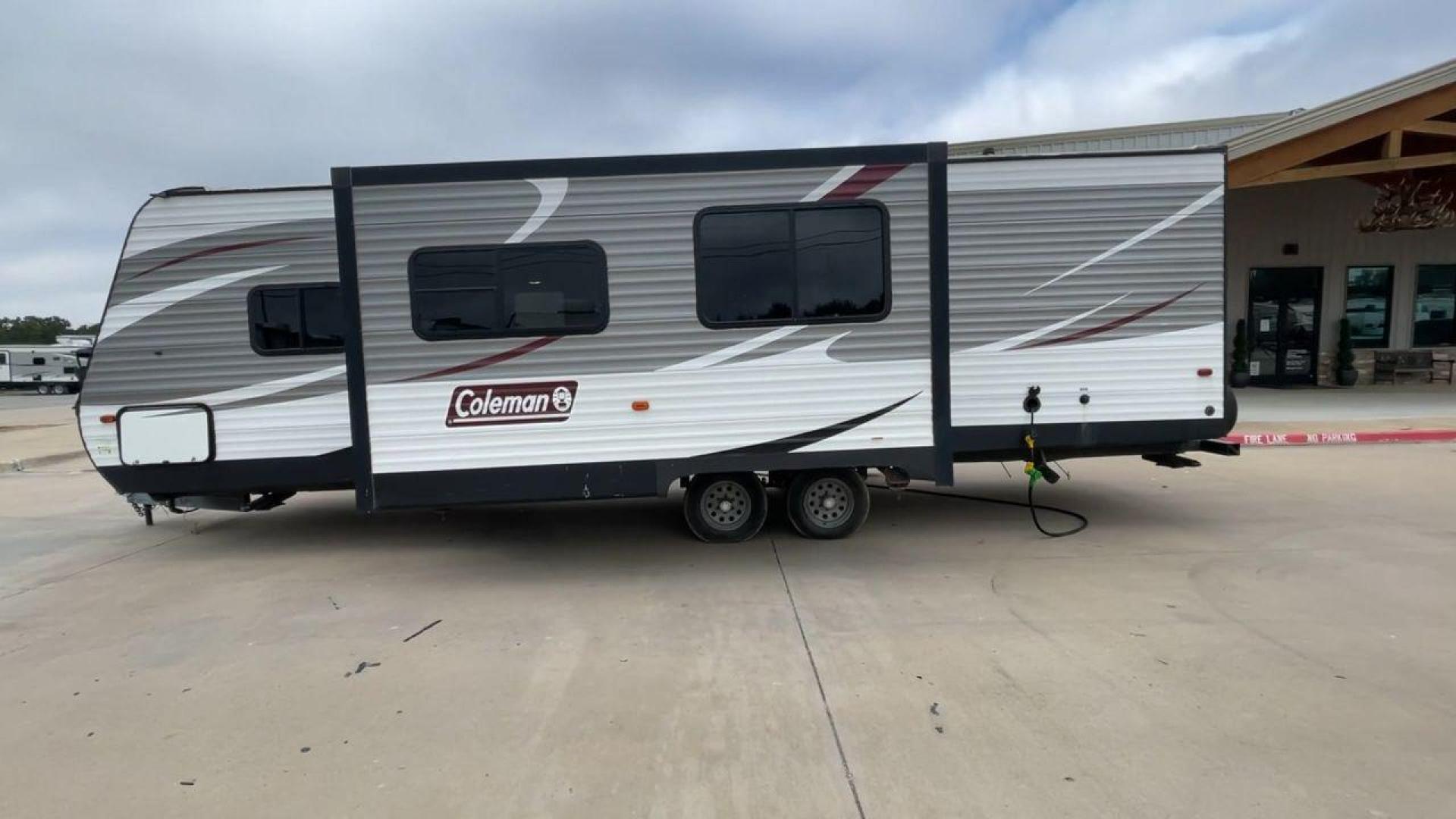 2019 KEYSTONE COLEMAN BH (4YDT28523KY) , Length: 32.75 ft. | Dry Weight: 6,544 lbs | Slides: 1 transmission, located at 4319 N Main St, Cleburne, TX, 76033, (817) 678-5133, 32.385960, -97.391212 - The 2019 Keystone Coleman 285BH is a flexible travel trailer made for modern adventurers. This RV is perfectly balanced in terms of spaciousness and maneuverability, with a length of 32.75 feet and a dry weight of 6,544 pounds. With a single slide, this travel trailer provides plenty of interior spa - Photo#6