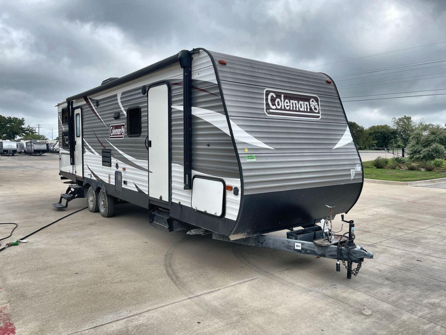 2019 KEYSTONE COLEMAN BH (4YDT28523KY) , Length: 32.75 ft. | Dry Weight: 6,544 lbs | Slides: 1 transmission, located at 4319 N Main St, Cleburne, TX, 76033, (817) 678-5133, 32.385960, -97.391212 - The 2019 Keystone Coleman 285BH is a flexible travel trailer made for modern adventurers. This RV is perfectly balanced in terms of spaciousness and maneuverability, with a length of 32.75 feet and a dry weight of 6,544 pounds. With a single slide, this travel trailer provides plenty of interior spa - Photo#23