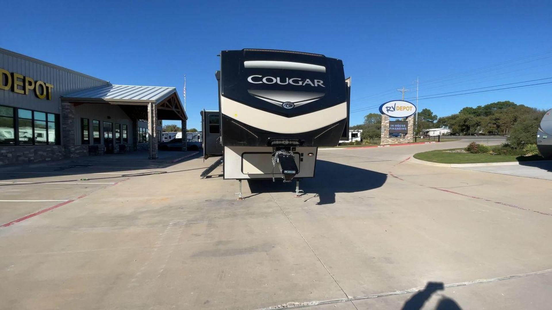 2019 KEYSTONE COUGAR 368MBI (4YDF3682XK2) , Length: 40.08 ft. | Dry Weight: 11,575 lbs. | Gross Weight: 13,980 lbs.| Slides: 4 transmission, located at 4319 N Main St, Cleburne, TX, 76033, (817) 678-5133, 32.385960, -97.391212 - Photo#4