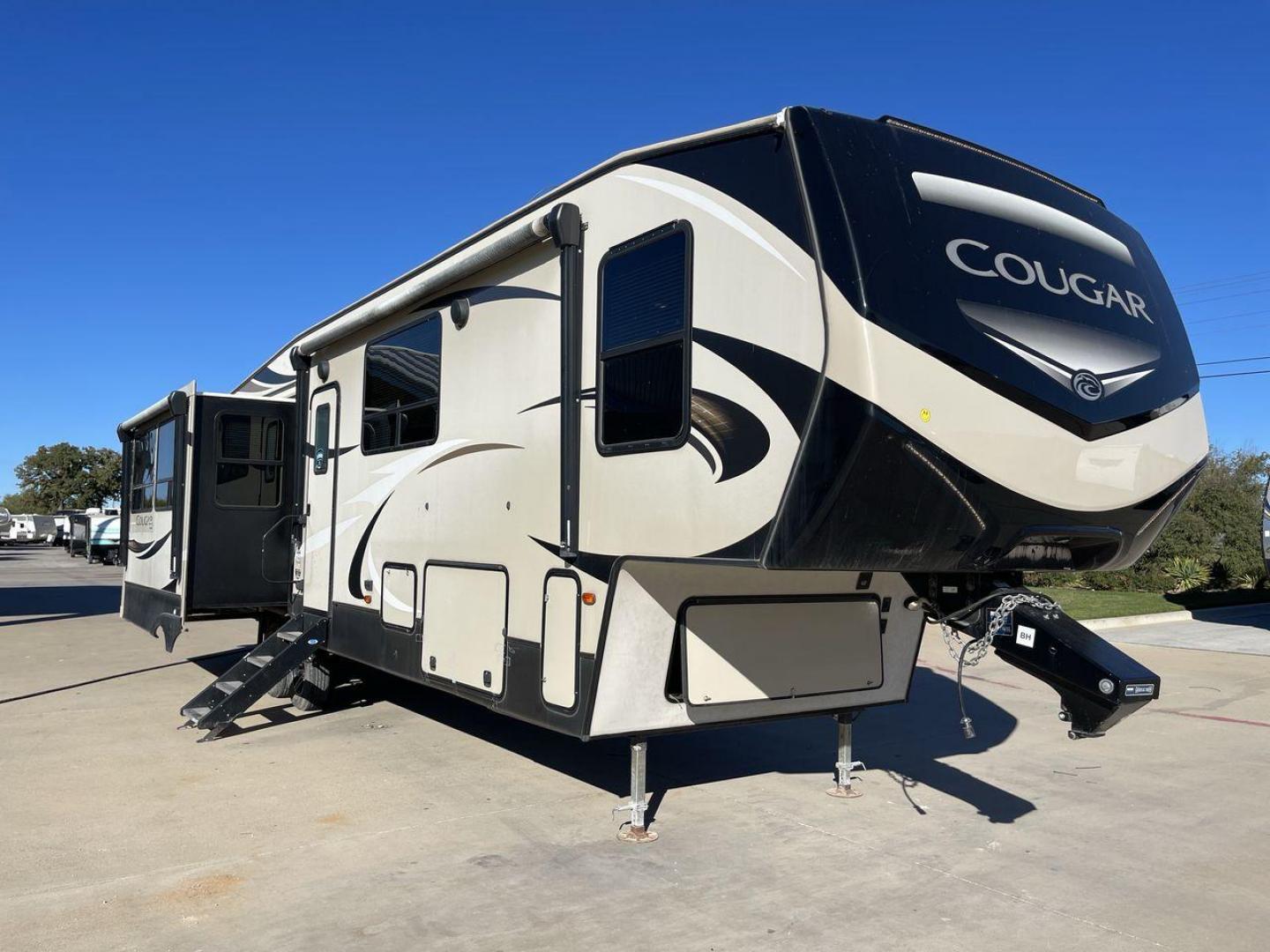 2019 KEYSTONE COUGAR 368MBI (4YDF3682XK2) , Length: 40.08 ft. | Dry Weight: 11,575 lbs. | Gross Weight: 13,980 lbs.| Slides: 4 transmission, located at 4319 N Main St, Cleburne, TX, 76033, (817) 678-5133, 32.385960, -97.391212 - Photo#22