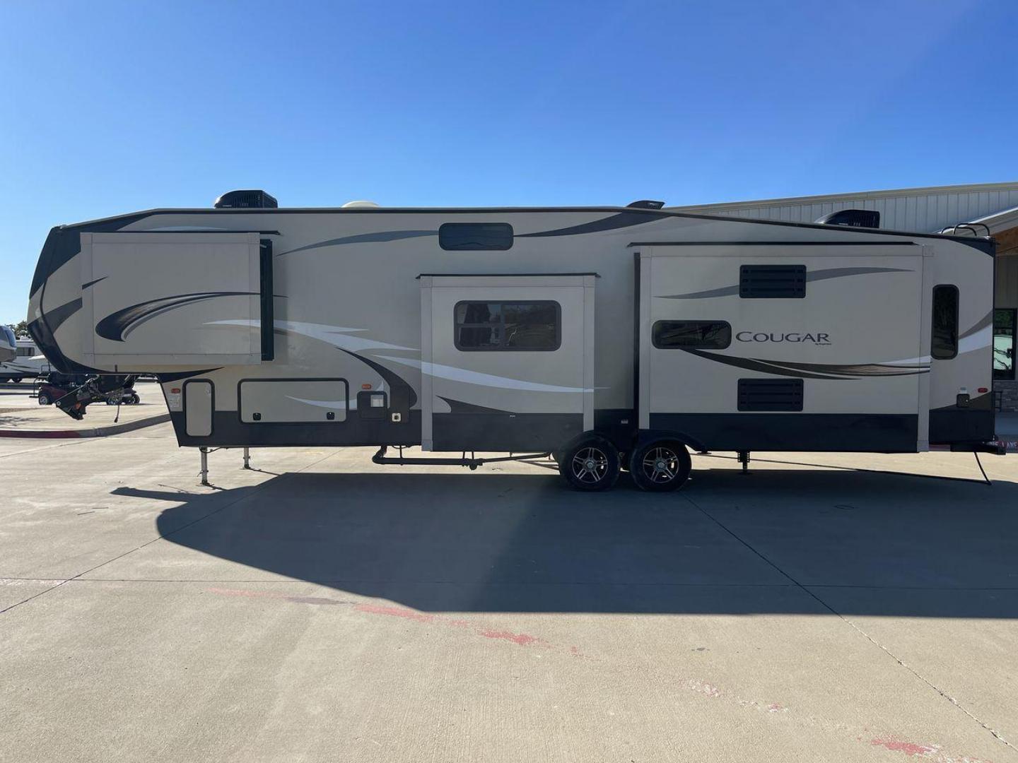 2019 KEYSTONE COUGAR 368MBI (4YDF3682XK2) , Length: 40.08 ft. | Dry Weight: 11,575 lbs. | Gross Weight: 13,980 lbs.| Slides: 4 transmission, located at 4319 N Main St, Cleburne, TX, 76033, (817) 678-5133, 32.385960, -97.391212 - Photo#23