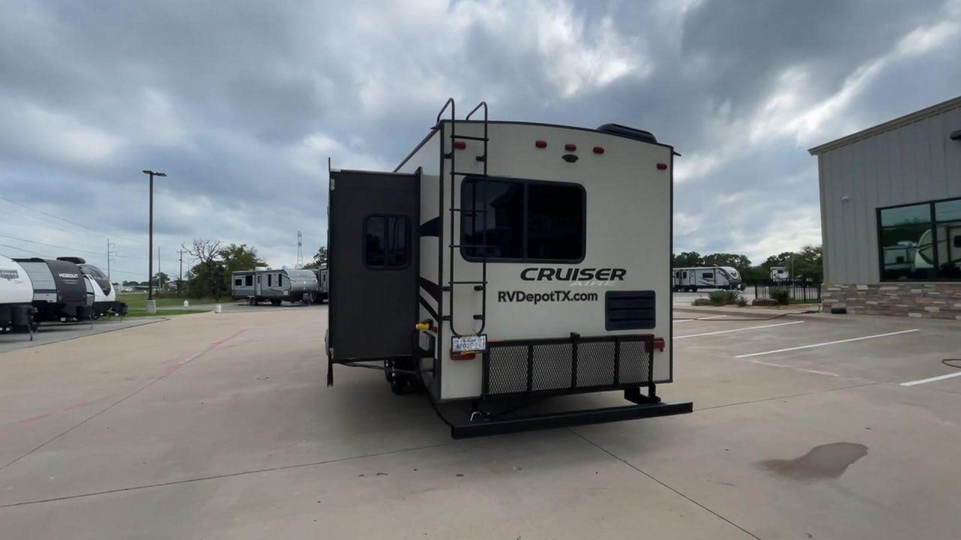 2019 KEYSTONE CRUISER AIRE 28RD (4YDF28R26K6) , Length: 32.58 ft. | Dry Weight: 8,454 lbs. | Slides: 3 transmission, located at 4319 N Main St, Cleburne, TX, 76033, (817) 678-5133, 32.385960, -97.391212 - Photo#8