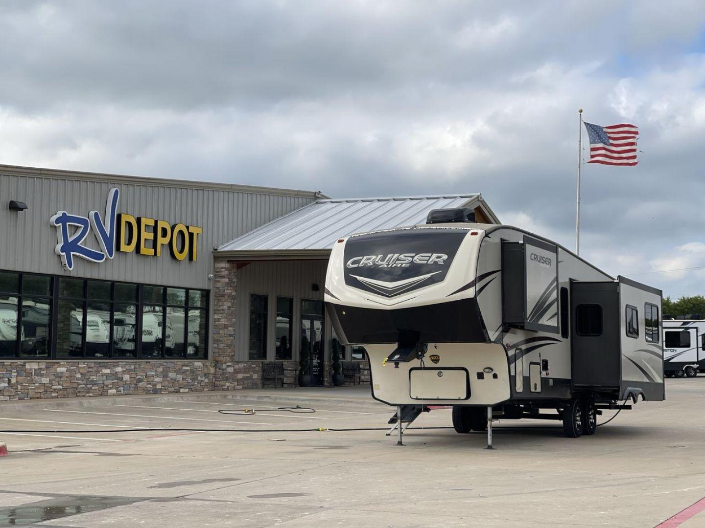 2019 KEYSTONE CRUISER AIRE 28RD (4YDF28R26K6) , Length: 32.58 ft. | Dry Weight: 8,454 lbs. | Slides: 3 transmission, located at 4319 N Main St, Cleburne, TX, 76033, (817) 678-5133, 32.385960, -97.391212 - Photo#0