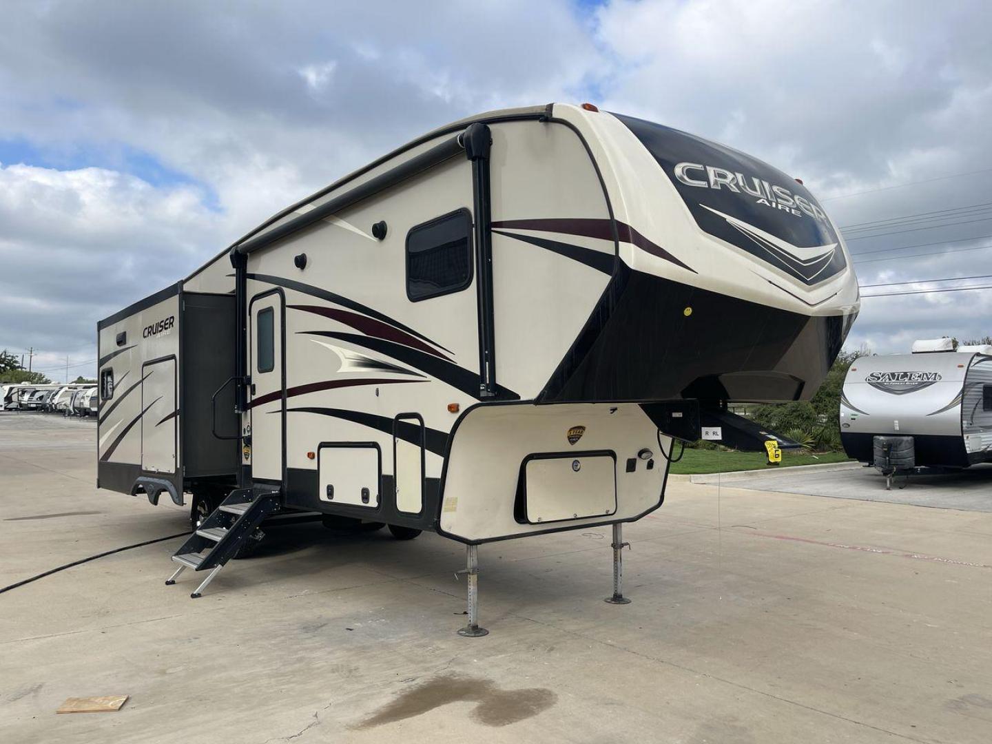 2019 KEYSTONE CRUISER AIRE 28RD (4YDF28R26K6) , Length: 32.58 ft. | Dry Weight: 8,454 lbs. | Slides: 3 transmission, located at 4319 N Main St, Cleburne, TX, 76033, (817) 678-5133, 32.385960, -97.391212 - Photo#22