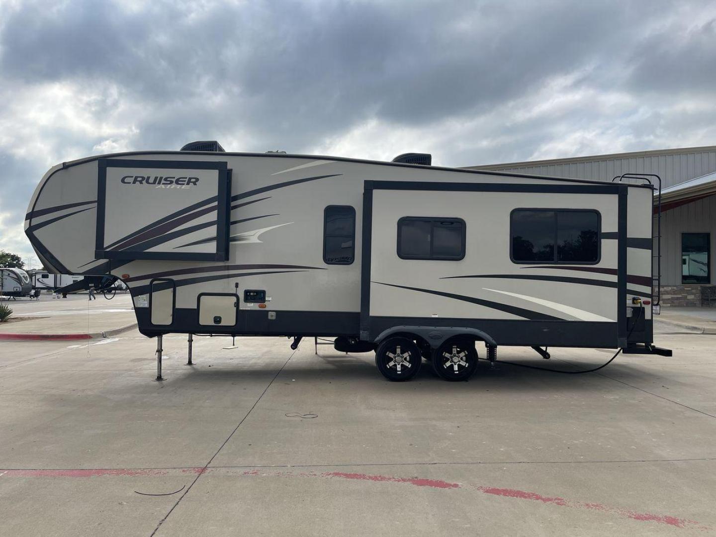 2019 KEYSTONE CRUISER AIRE 28RD (4YDF28R26K6) , Length: 32.58 ft. | Dry Weight: 8,454 lbs. | Slides: 3 transmission, located at 4319 N Main St, Cleburne, TX, 76033, (817) 678-5133, 32.385960, -97.391212 - Photo#23