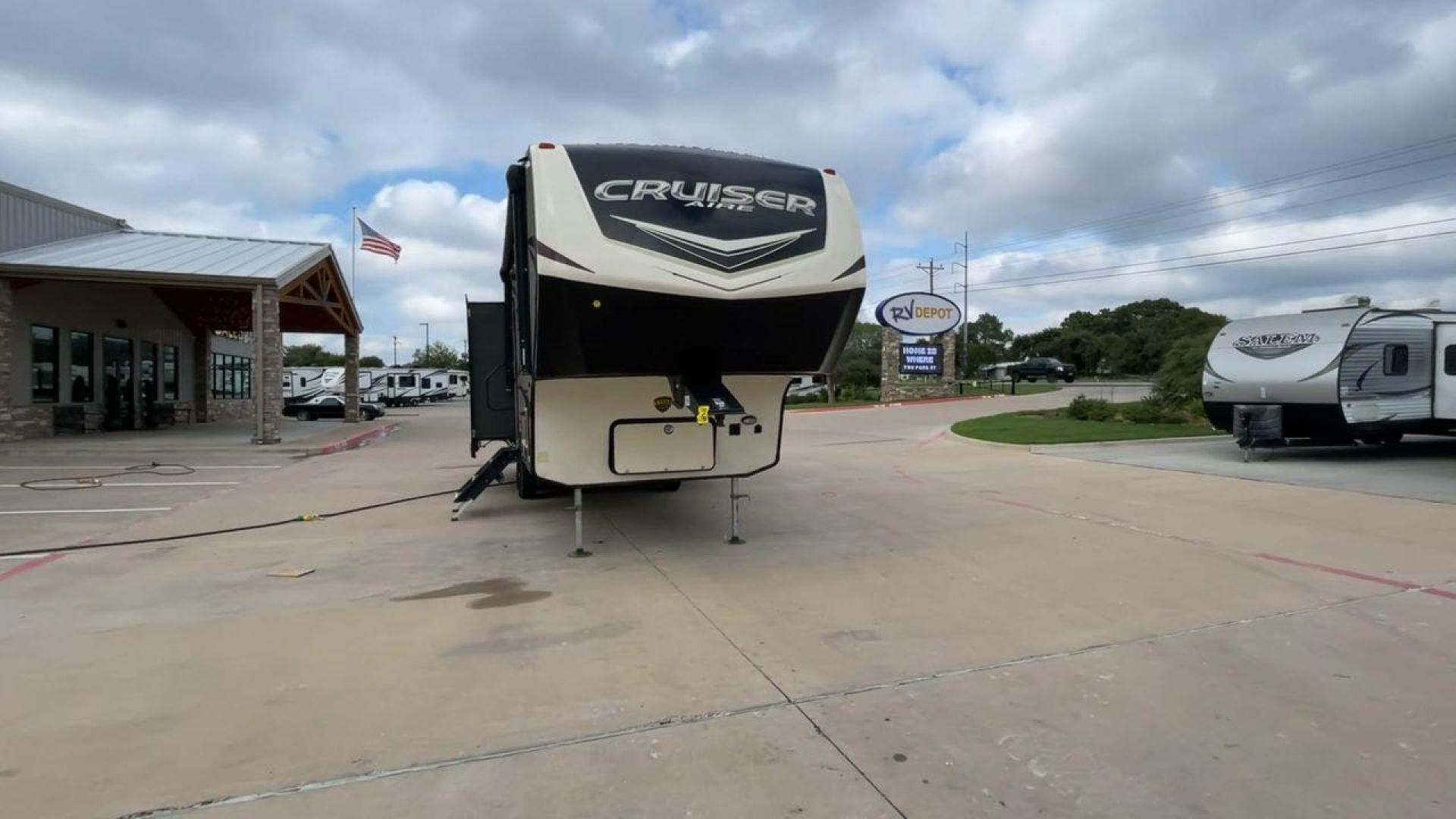 2019 KEYSTONE CRUISER AIRE 28RD (4YDF28R26K6) , Length: 32.58 ft. | Dry Weight: 8,454 lbs. | Slides: 3 transmission, located at 4319 N Main St, Cleburne, TX, 76033, (817) 678-5133, 32.385960, -97.391212 - Photo#4