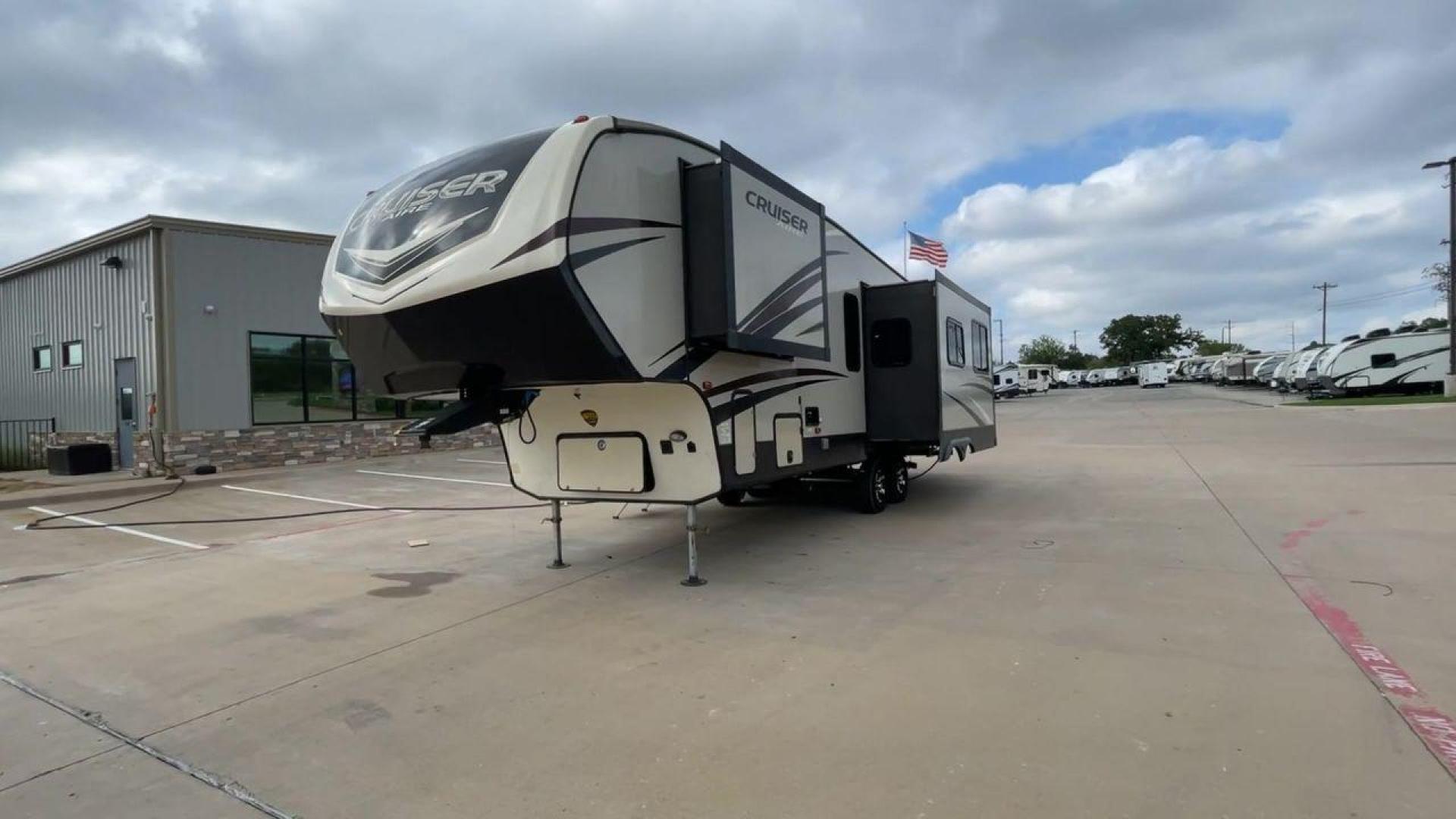 2019 KEYSTONE CRUISER AIRE 28RD (4YDF28R26K6) , Length: 32.58 ft. | Dry Weight: 8,454 lbs. | Slides: 3 transmission, located at 4319 N Main St, Cleburne, TX, 76033, (817) 678-5133, 32.385960, -97.391212 - Photo#5