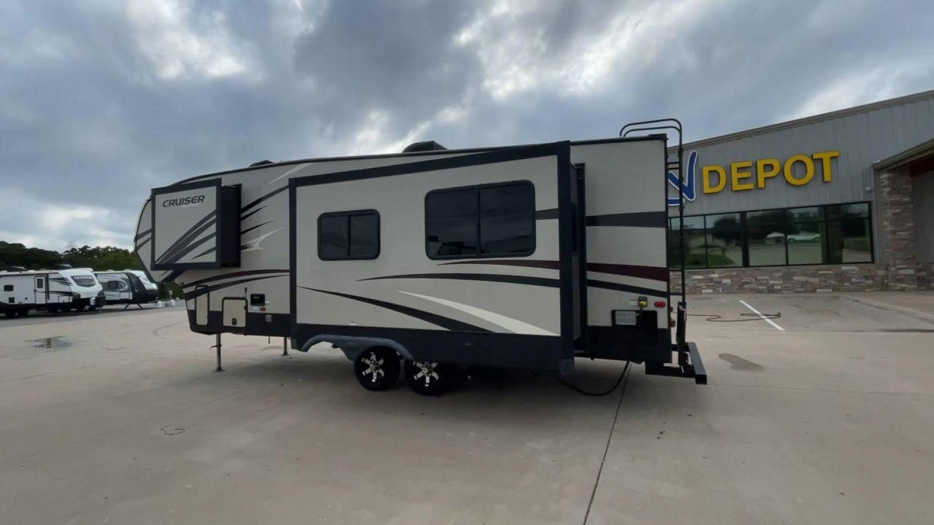 2019 KEYSTONE CRUISER AIRE 28RD (4YDF28R26K6) , Length: 32.58 ft. | Dry Weight: 8,454 lbs. | Slides: 3 transmission, located at 4319 N Main St, Cleburne, TX, 76033, (817) 678-5133, 32.385960, -97.391212 - Photo#7