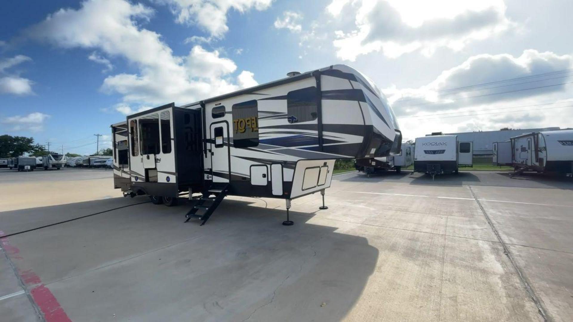 2019 KEYSTONE FUZION 373 (4YDF37322KF) , Length: 39 ft. | Dry Weight: 13,920 lbs. | Gross Weight: 17,000 lbs. | Slides: 3 transmission, located at 4319 N Main St, Cleburne, TX, 76033, (817) 678-5133, 32.385960, -97.391212 - Photo#3