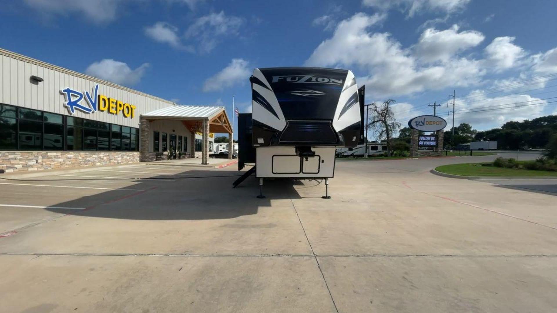 2019 KEYSTONE FUZION 373 (4YDF37322KF) , Length: 39 ft. | Dry Weight: 13,920 lbs. | Gross Weight: 17,000 lbs. | Slides: 3 transmission, located at 4319 N Main St, Cleburne, TX, 76033, (817) 678-5133, 32.385960, -97.391212 - Photo#4