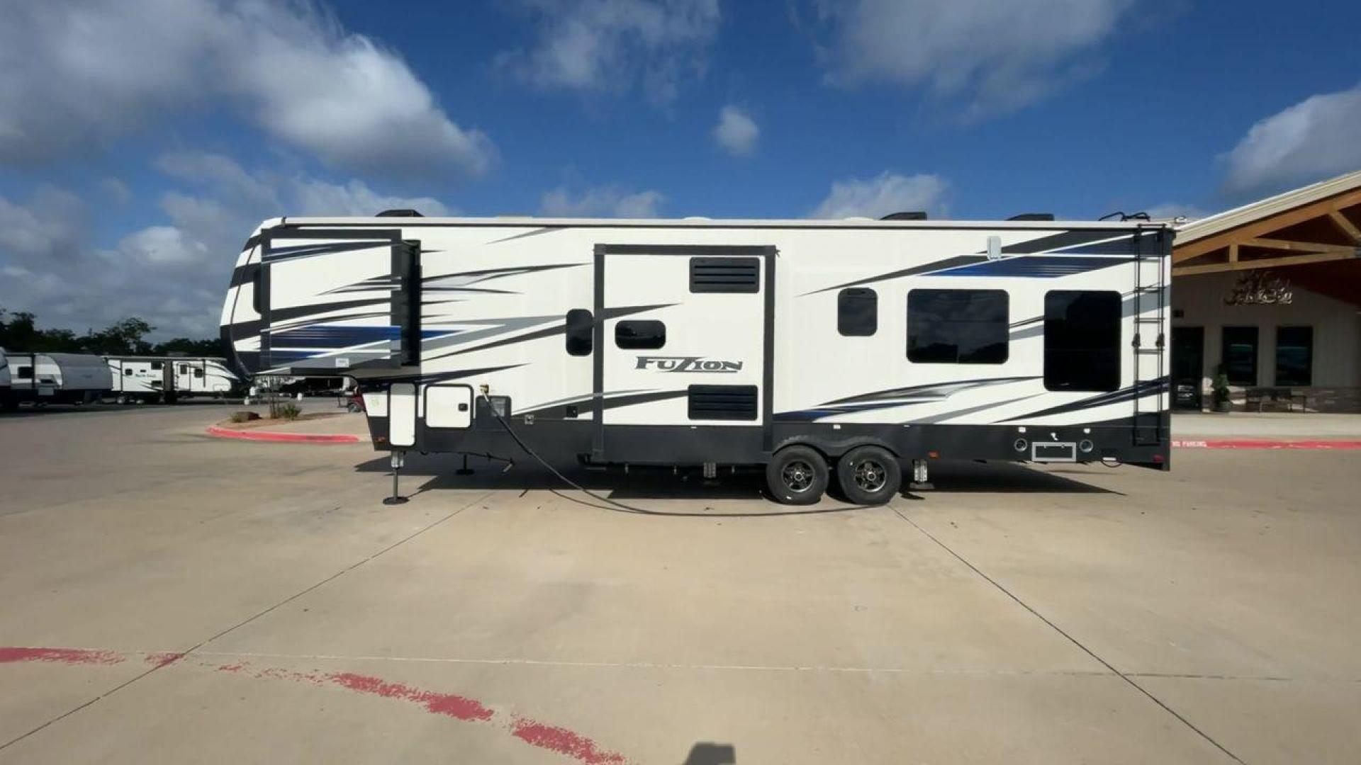 2019 KEYSTONE FUZION 373 (4YDF37322KF) , Length: 39 ft. | Dry Weight: 13,920 lbs. | Gross Weight: 17,000 lbs. | Slides: 3 transmission, located at 4319 N Main St, Cleburne, TX, 76033, (817) 678-5133, 32.385960, -97.391212 - Photo#6