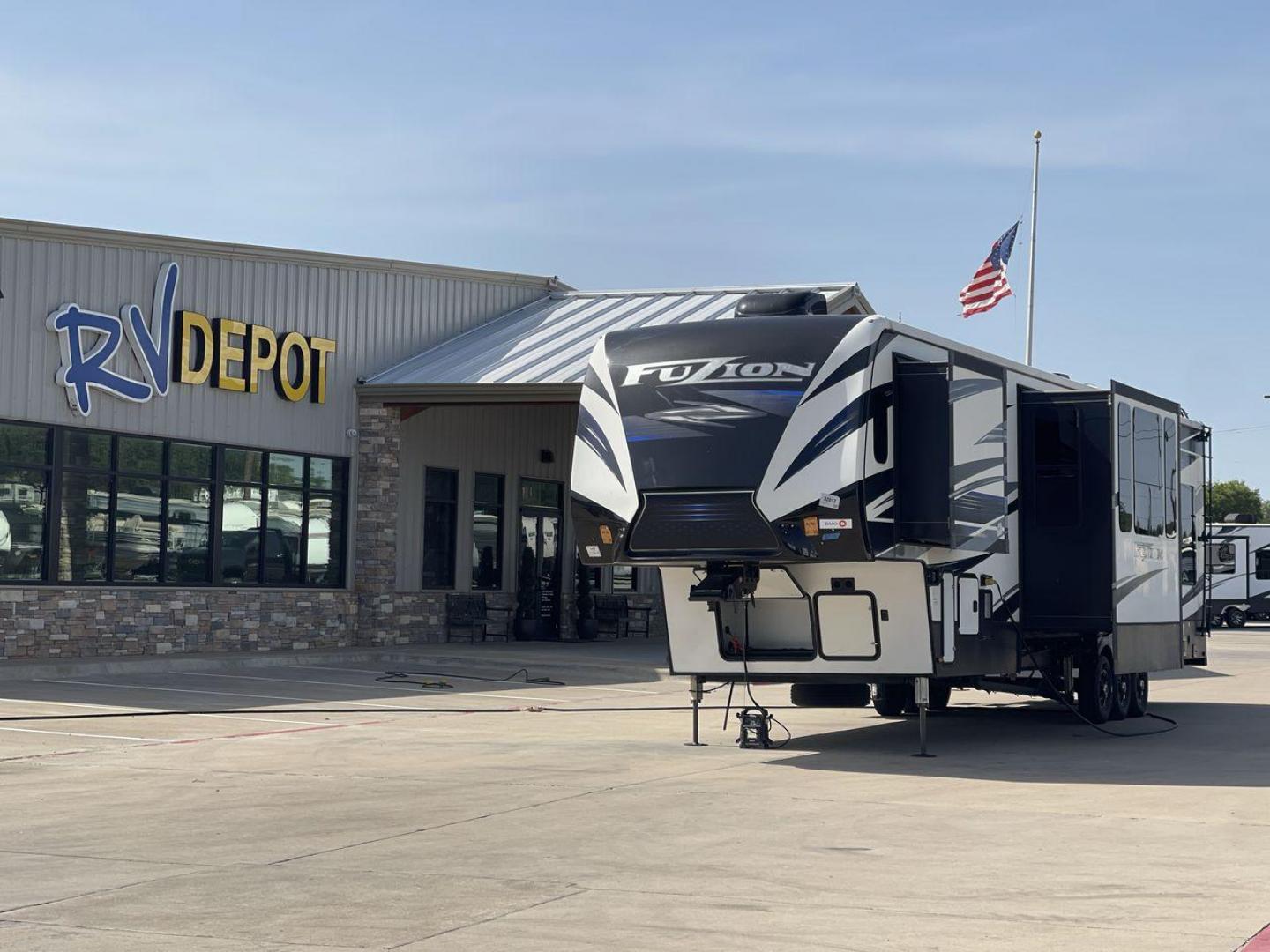 2019 KEYSTONE FUZION 424 (4YDF4243XKF) , located at 4319 N Main St, Cleburne, TX, 76033, (817) 678-5133, 32.385960, -97.391212 - Photo#0