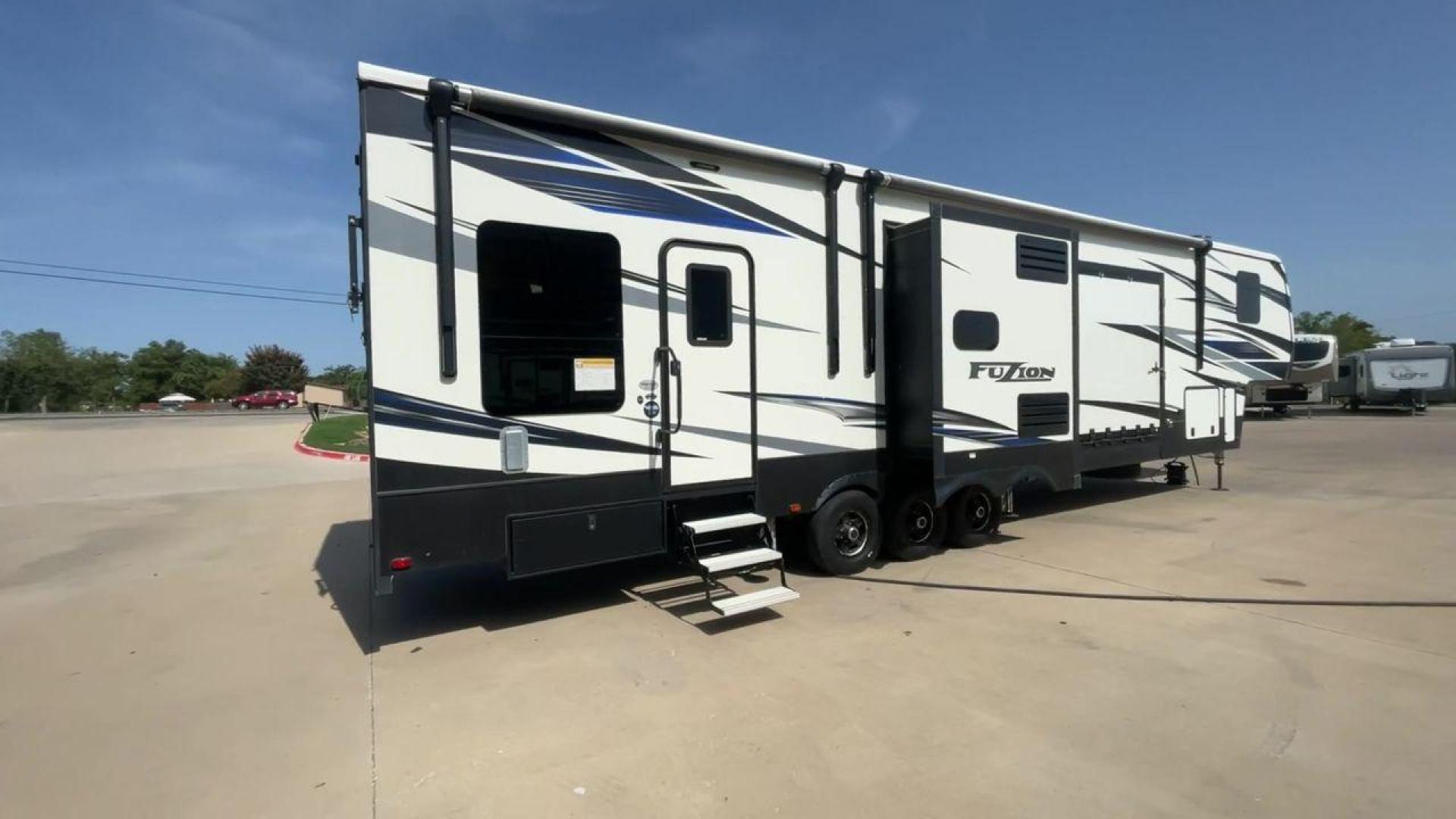 2019 KEYSTONE FUZION 424 (4YDF4243XKF) , located at 4319 N Main St, Cleburne, TX, 76033, (817) 678-5133, 32.385960, -97.391212 - Photo#1