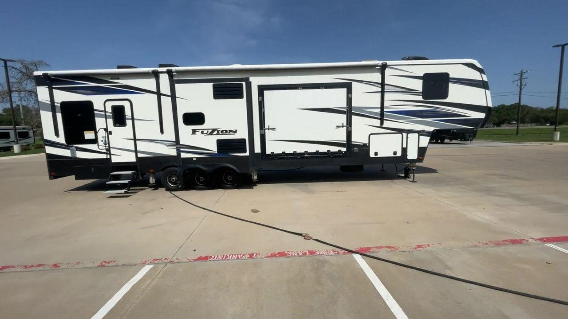 2019 KEYSTONE FUZION 424 (4YDF4243XKF) , located at 4319 N Main St, Cleburne, TX, 76033, (817) 678-5133, 32.385960, -97.391212 - Photo#2