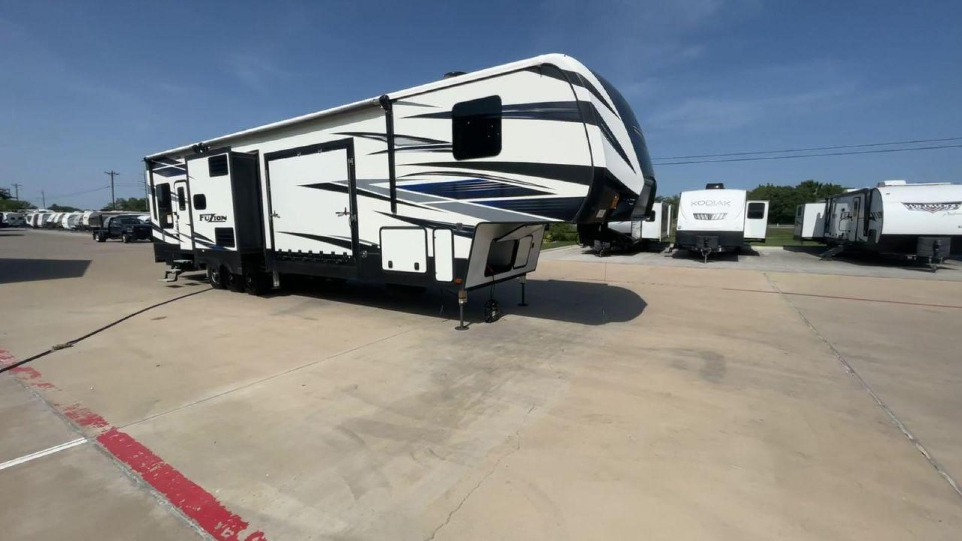 2019 KEYSTONE FUZION 424 (4YDF4243XKF) , located at 4319 N Main St, Cleburne, TX, 76033, (817) 678-5133, 32.385960, -97.391212 - Photo#3