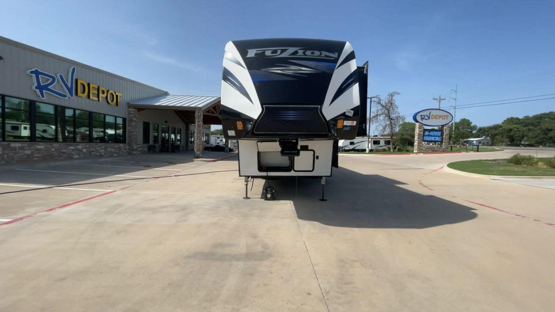 2019 KEYSTONE FUZION 424 (4YDF4243XKF) , located at 4319 N Main St, Cleburne, TX, 76033, (817) 678-5133, 32.385960, -97.391212 - Photo#4