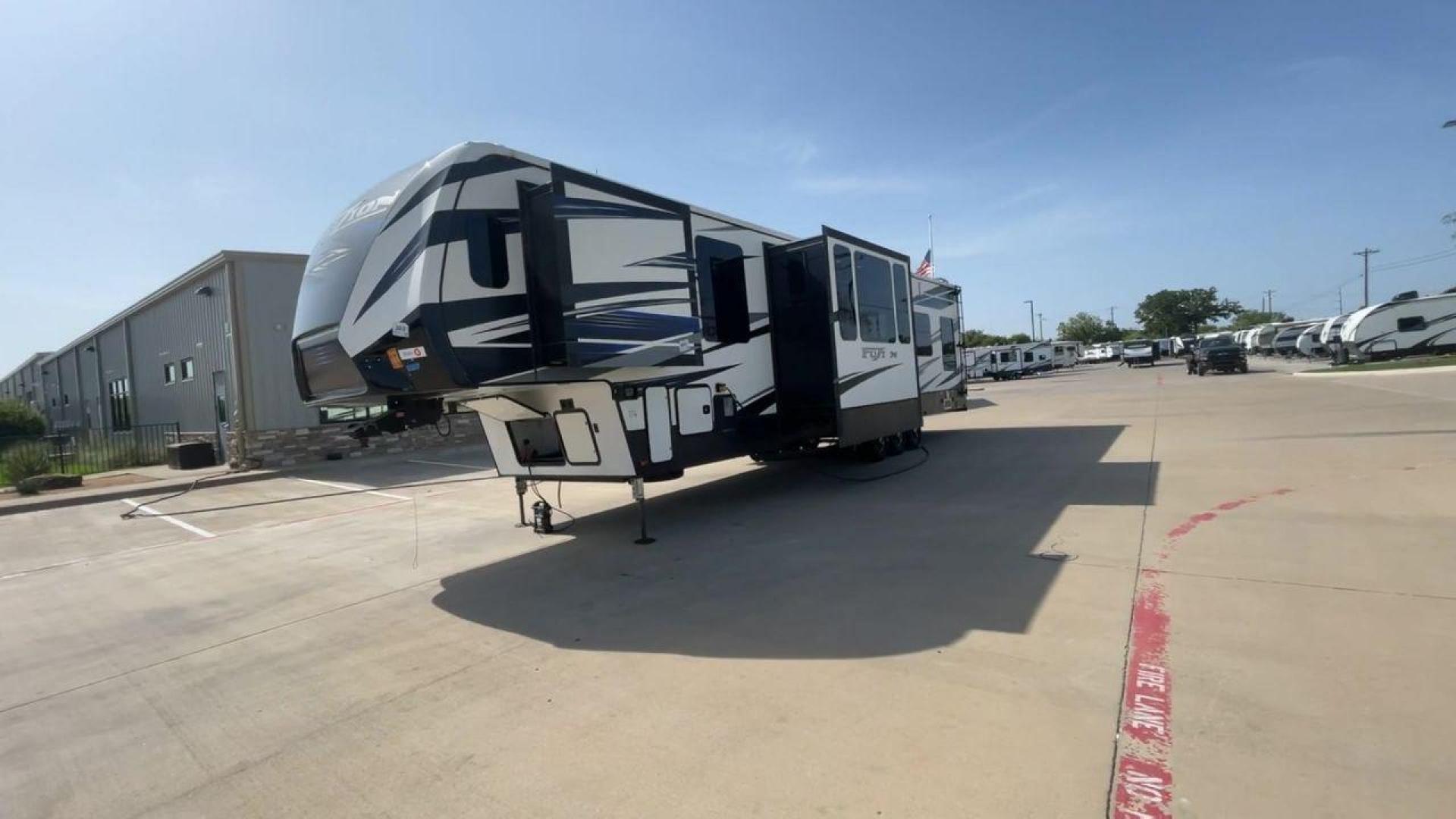 2019 KEYSTONE FUZION 424 (4YDF4243XKF) , located at 4319 N Main St, Cleburne, TX, 76033, (817) 678-5133, 32.385960, -97.391212 - Photo#5