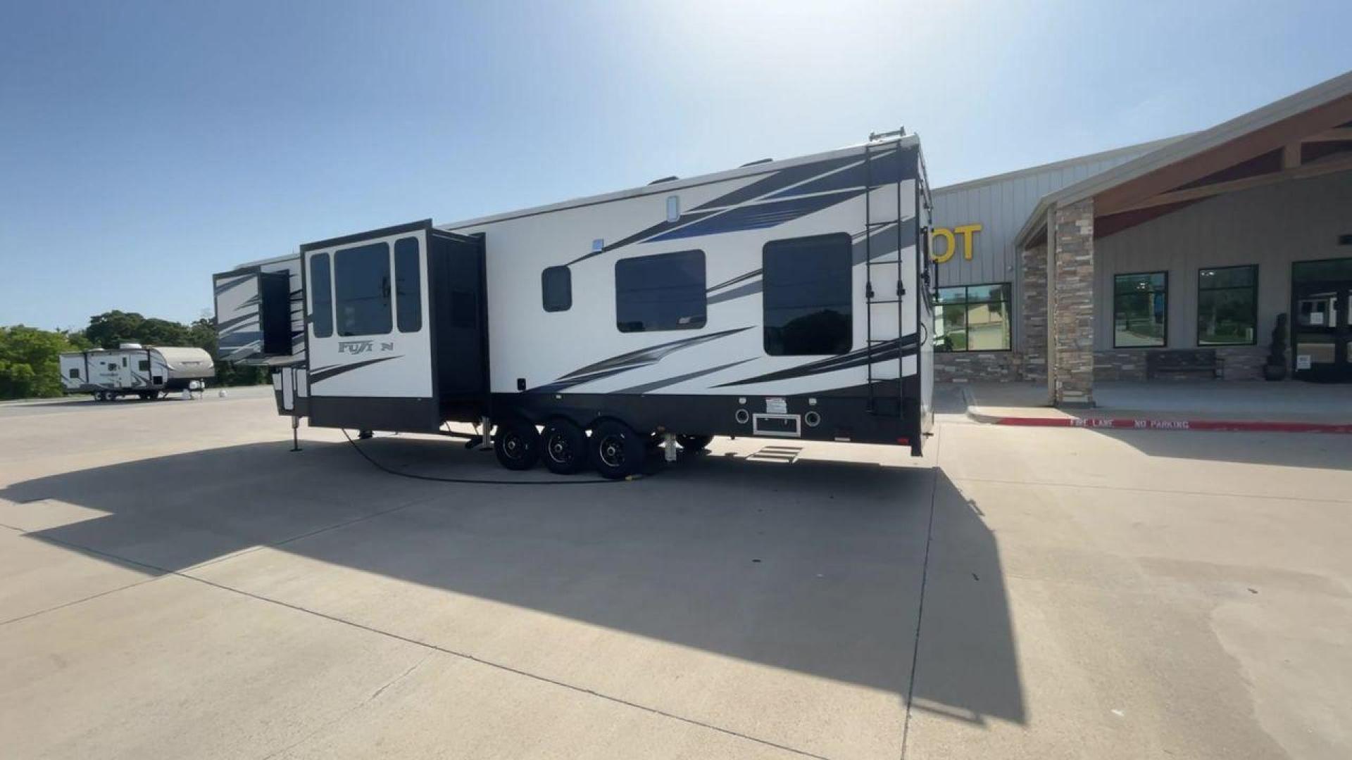 2019 KEYSTONE FUZION 424 (4YDF4243XKF) , located at 4319 N Main St, Cleburne, TX, 76033, (817) 678-5133, 32.385960, -97.391212 - Photo#7