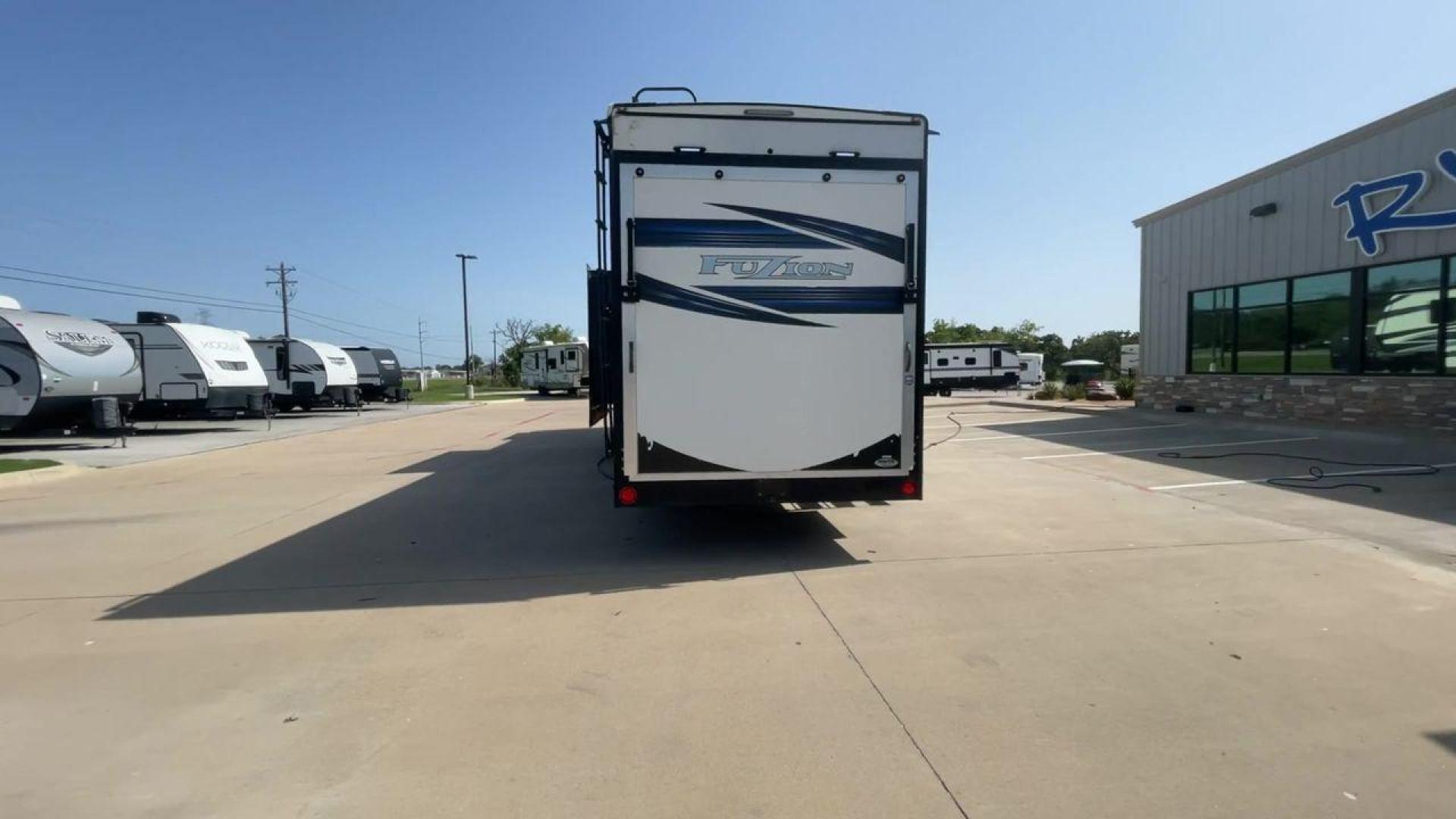 2019 KEYSTONE FUZION 424 (4YDF4243XKF) , located at 4319 N Main St, Cleburne, TX, 76033, (817) 678-5133, 32.385960, -97.391212 - Photo#8