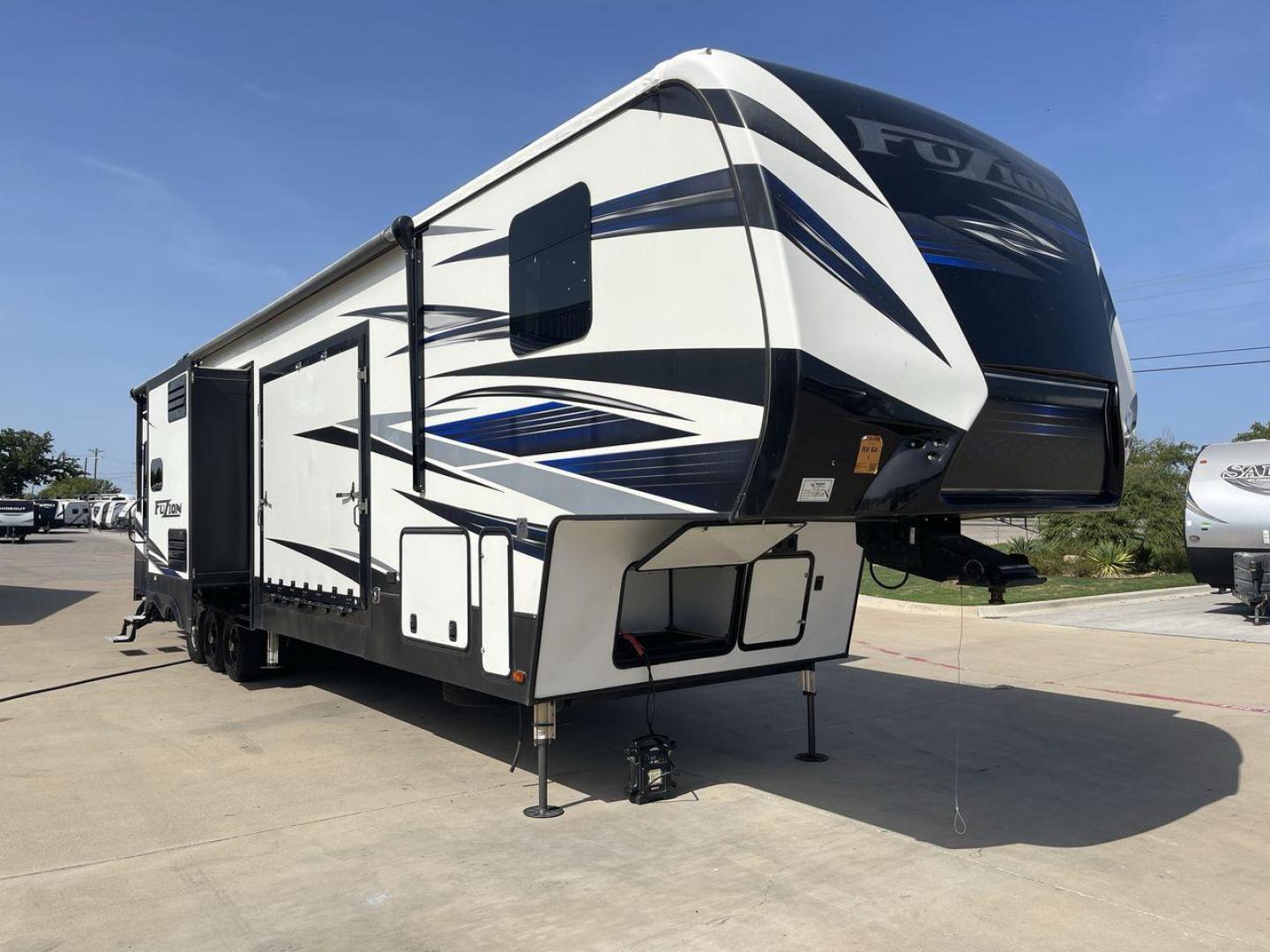 2019 KEYSTONE FUZION 424 (4YDF4243XKF) , located at 4319 N Main St, Cleburne, TX, 76033, (817) 678-5133, 32.385960, -97.391212 - Photo#22